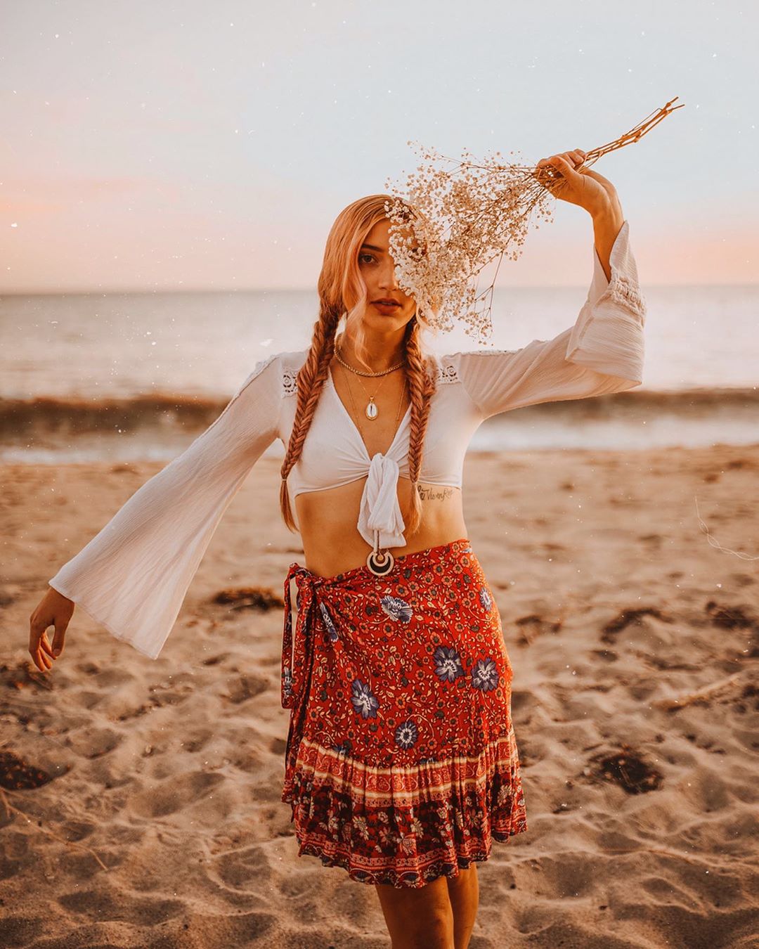 Phối đồ du lịch biển phong cách boho với áo crop-top và chân váy thổ cẩm