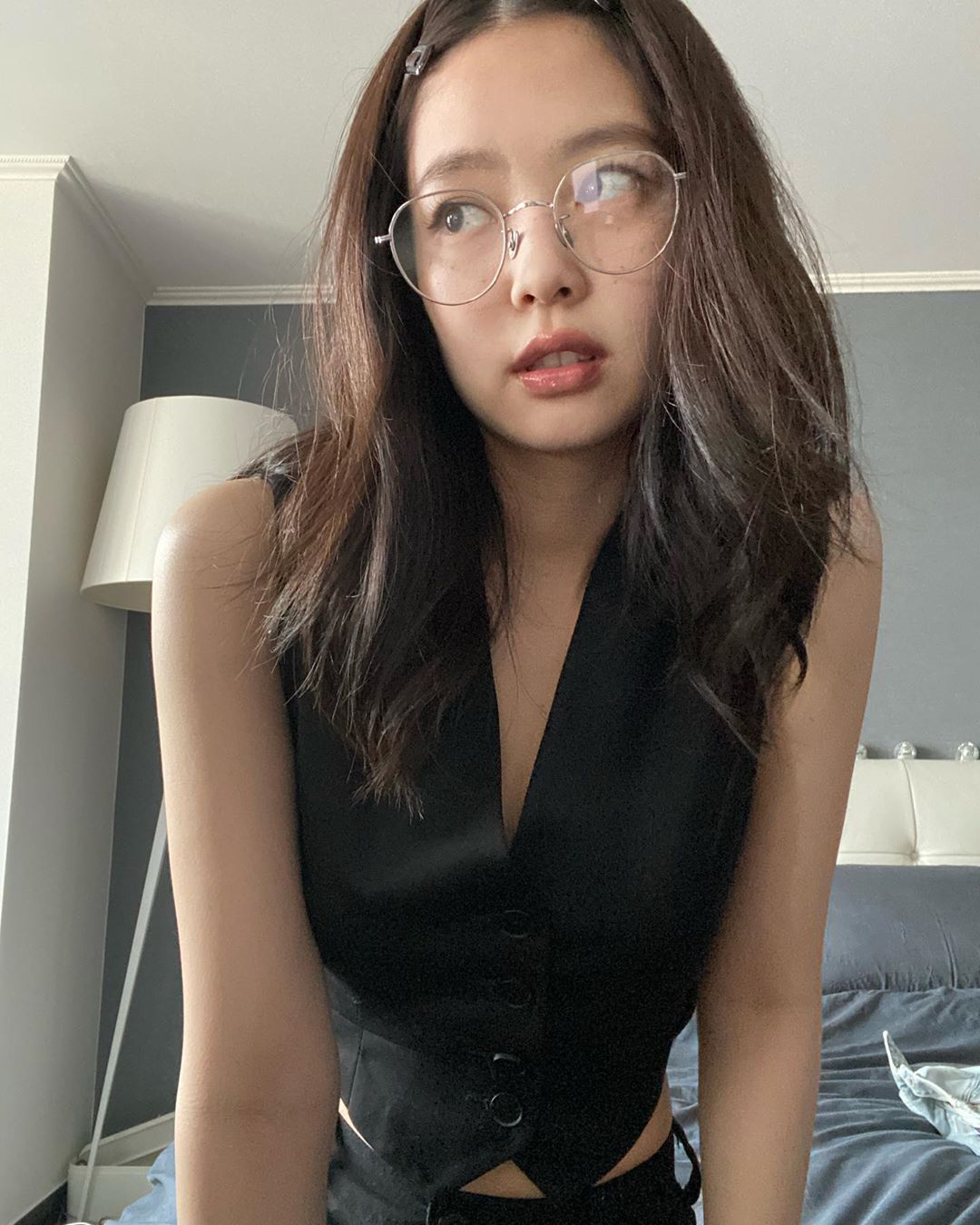 Jennie Kim đeo kính thời trang trong suốt gọng mảnh