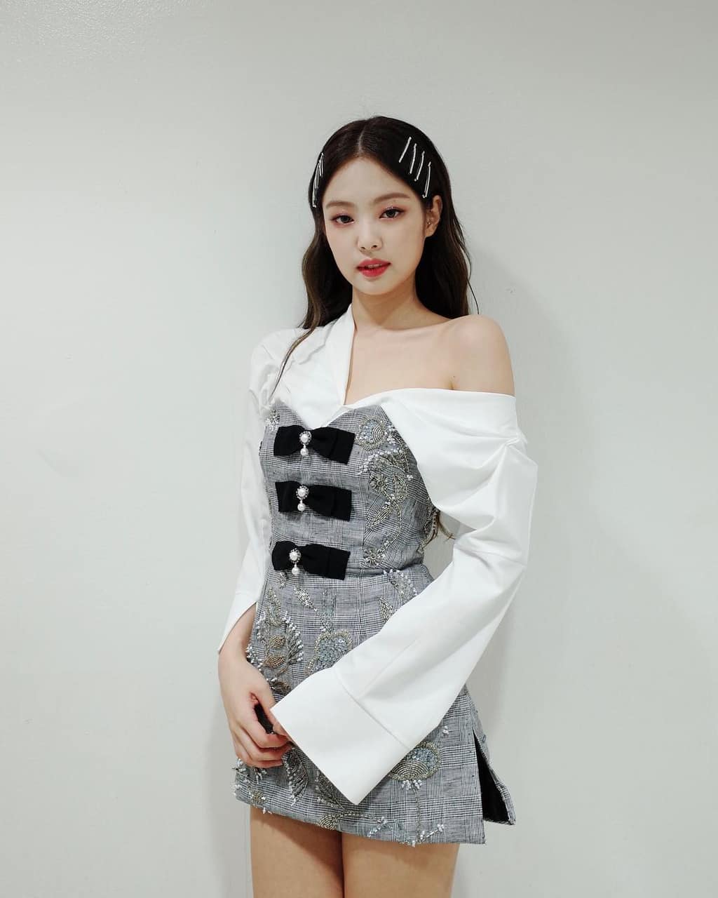 jennie kim mặc áo sơ mi rộng thành áo trễ vai