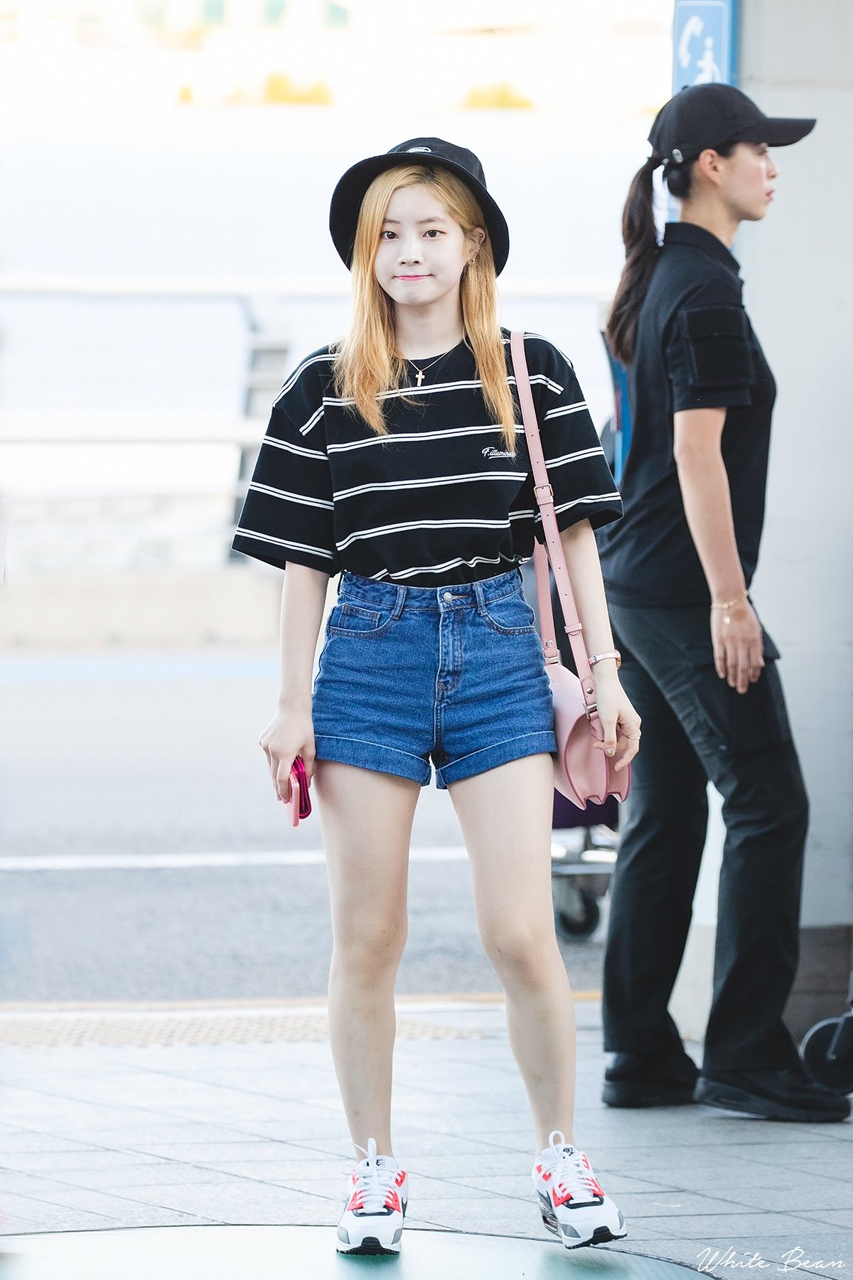 Mặc đẹp cho dáng người quả lê như Dahyun với áo kẻ sọc và quần shorts jeans