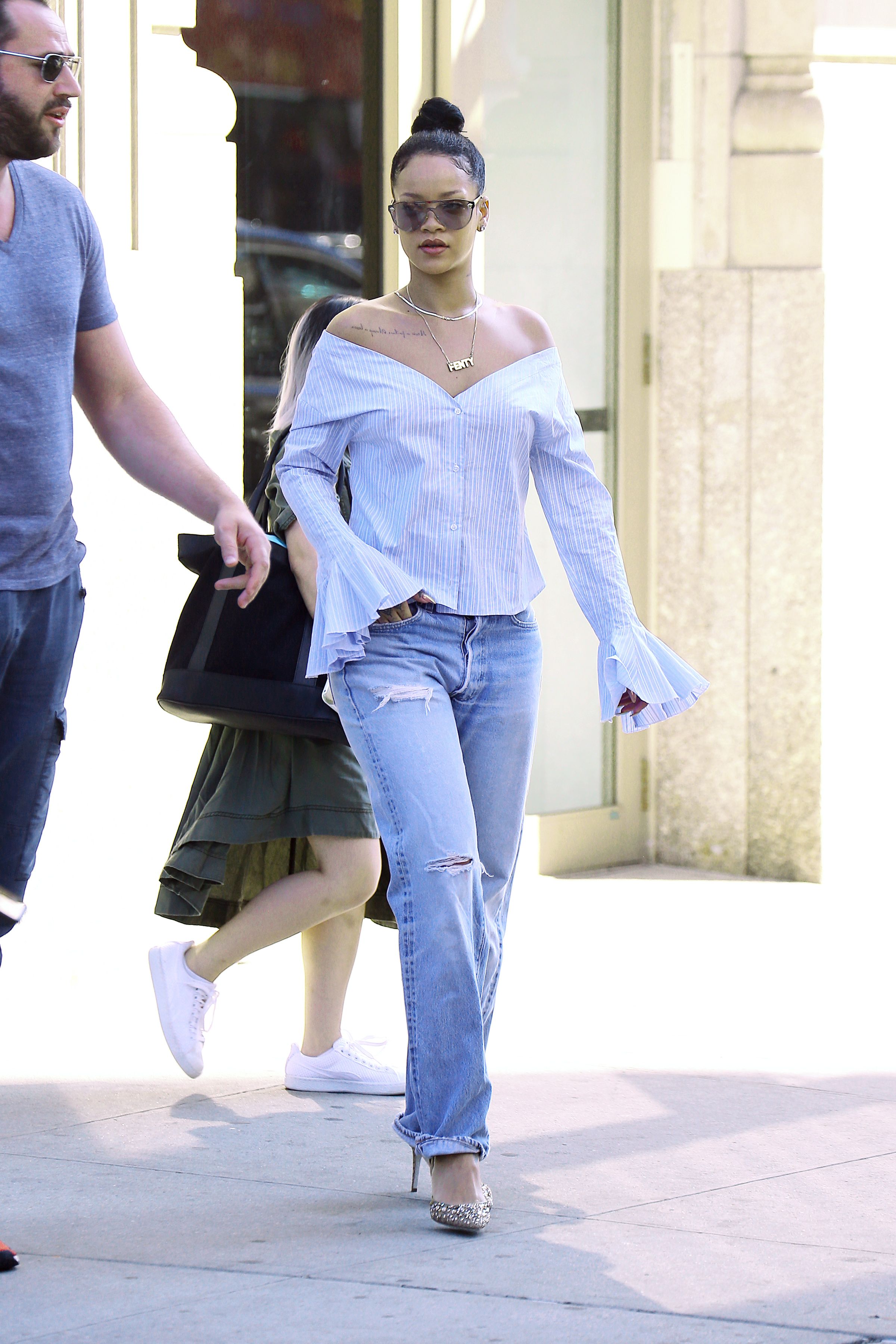 Mặc đẹp cho dáng người quả lê như Rihanna với áo trễ vai kẻ sọc màu xanh