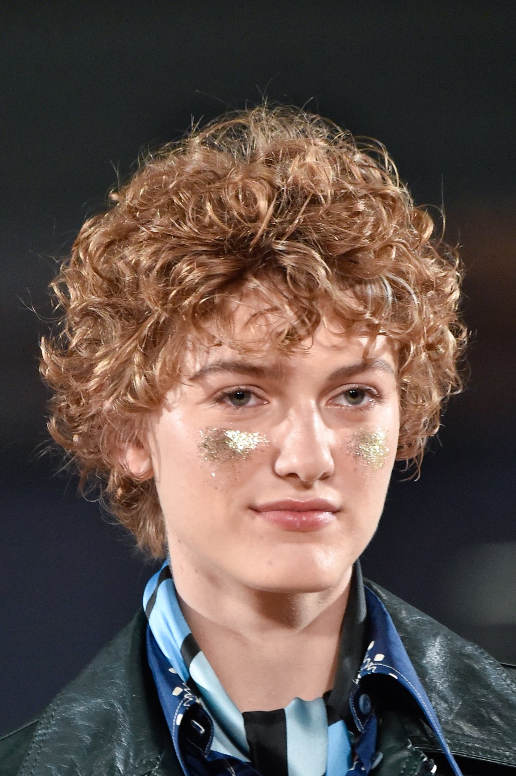 xu hướng trang điểm glitter như người mẫu trong show diễn Marc Jacobs