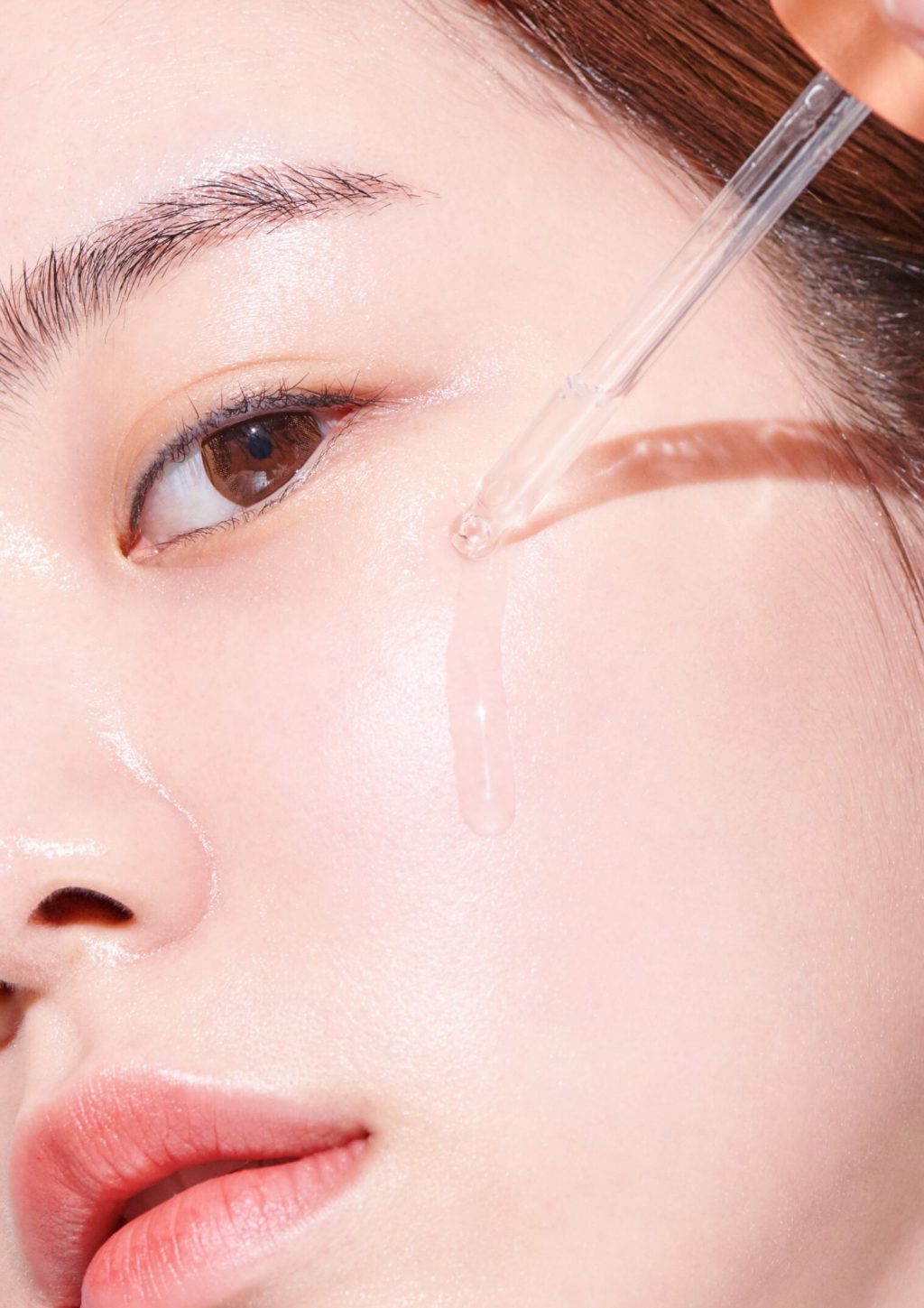 innisfree-Cô gái nhỏ serum lên da.