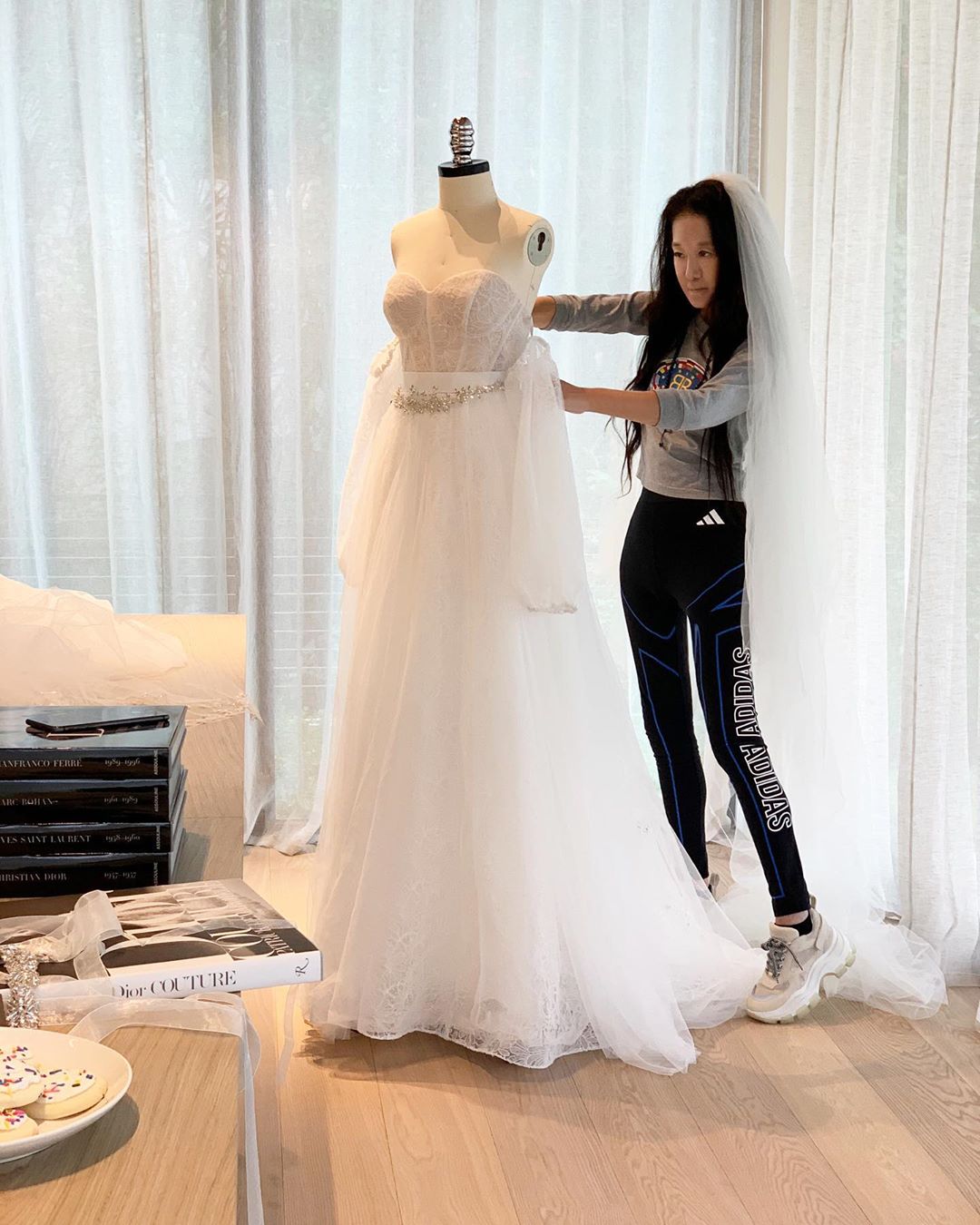 NTK Vera Wang chỉnh sửa áo cưới tại nhà