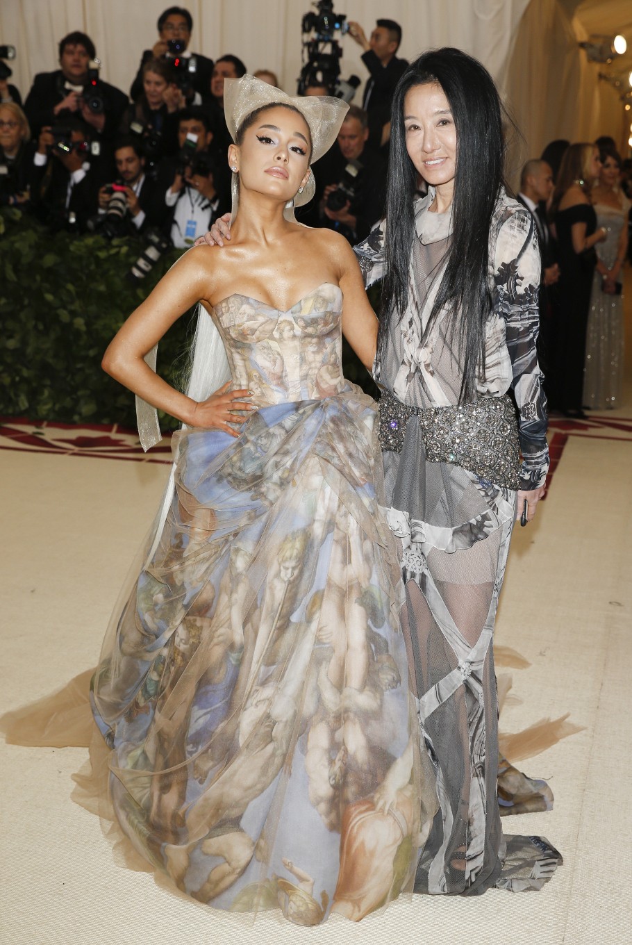 Vera Wang và Ariana Grande trên thảm đỏ Met Gala năm 2018