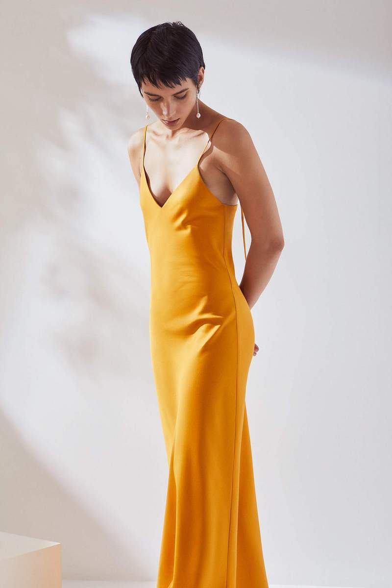 slip dress màu vàng sang trọng kowtow