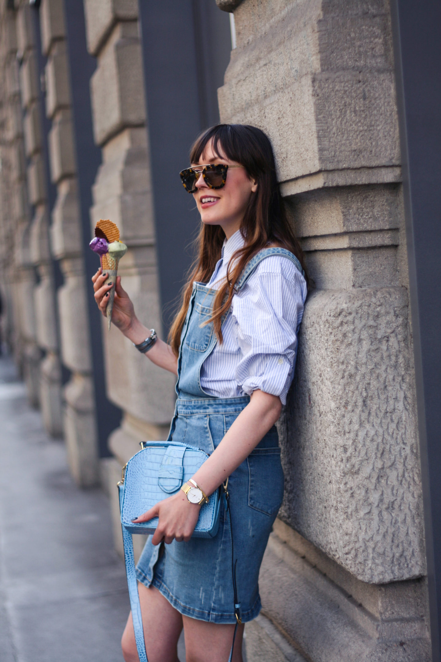 cách phối đồ với yếm váy denim a dash of fash