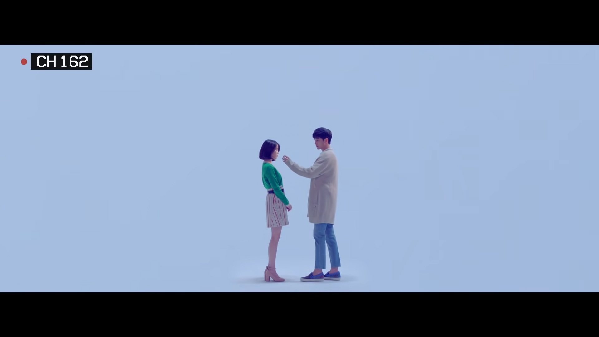 ca sĩ IU mặc áo xanh, chân váy sọc trong MV ending scene