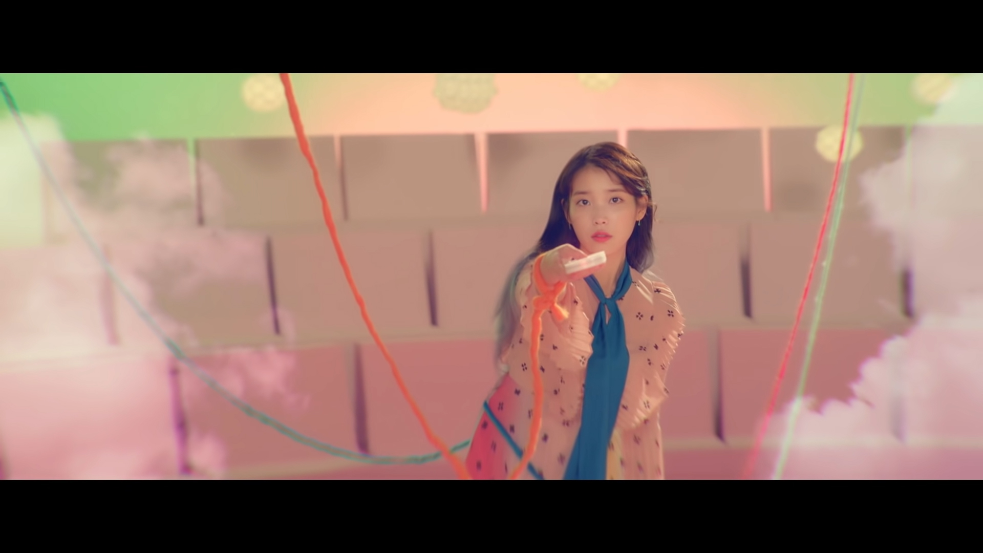 ca sĩ IU mặc đầm voan hồng trong MV Ending Scene