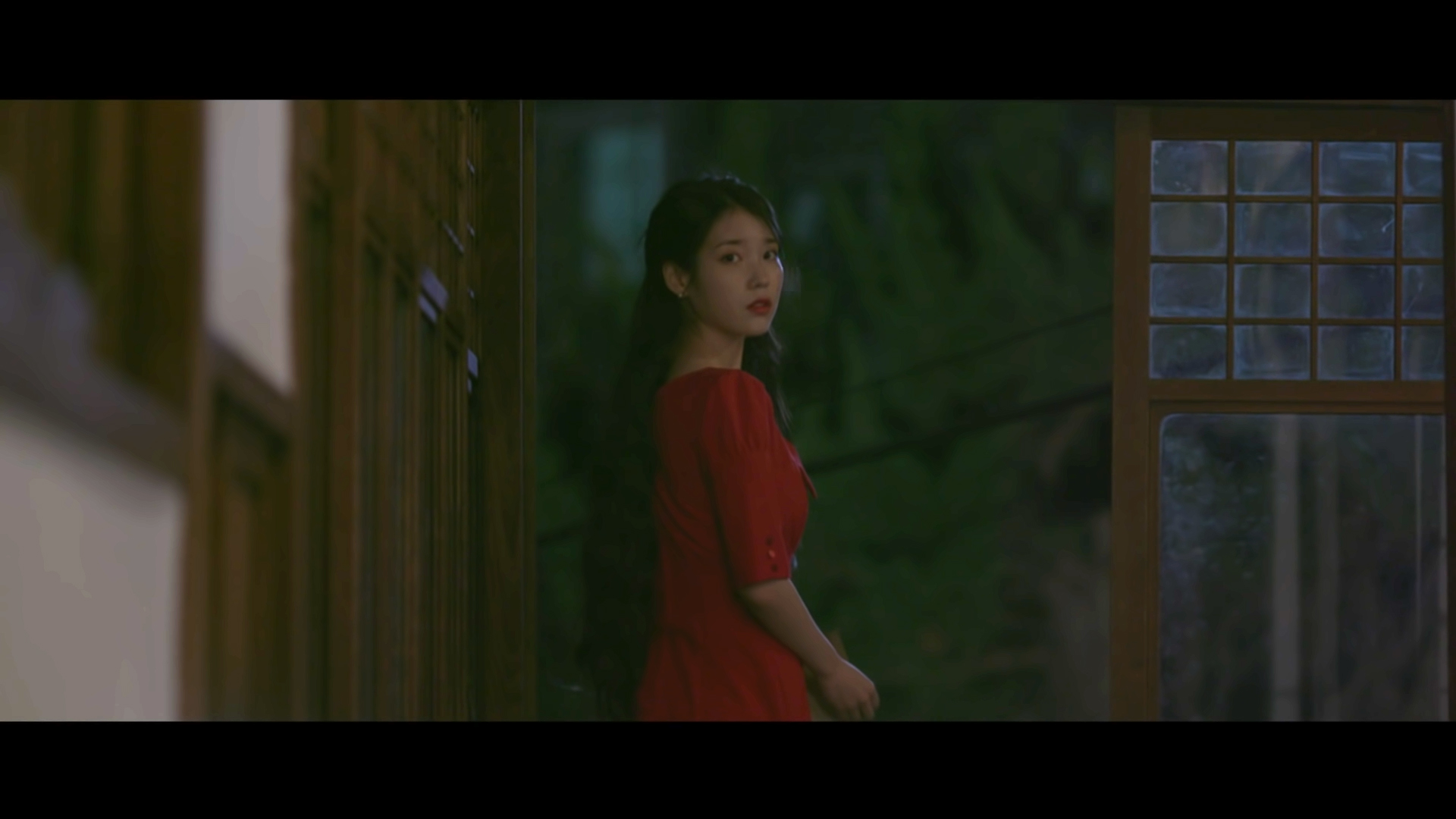 ca sĩ IU mặc đầm đỏ trong MV Through the night