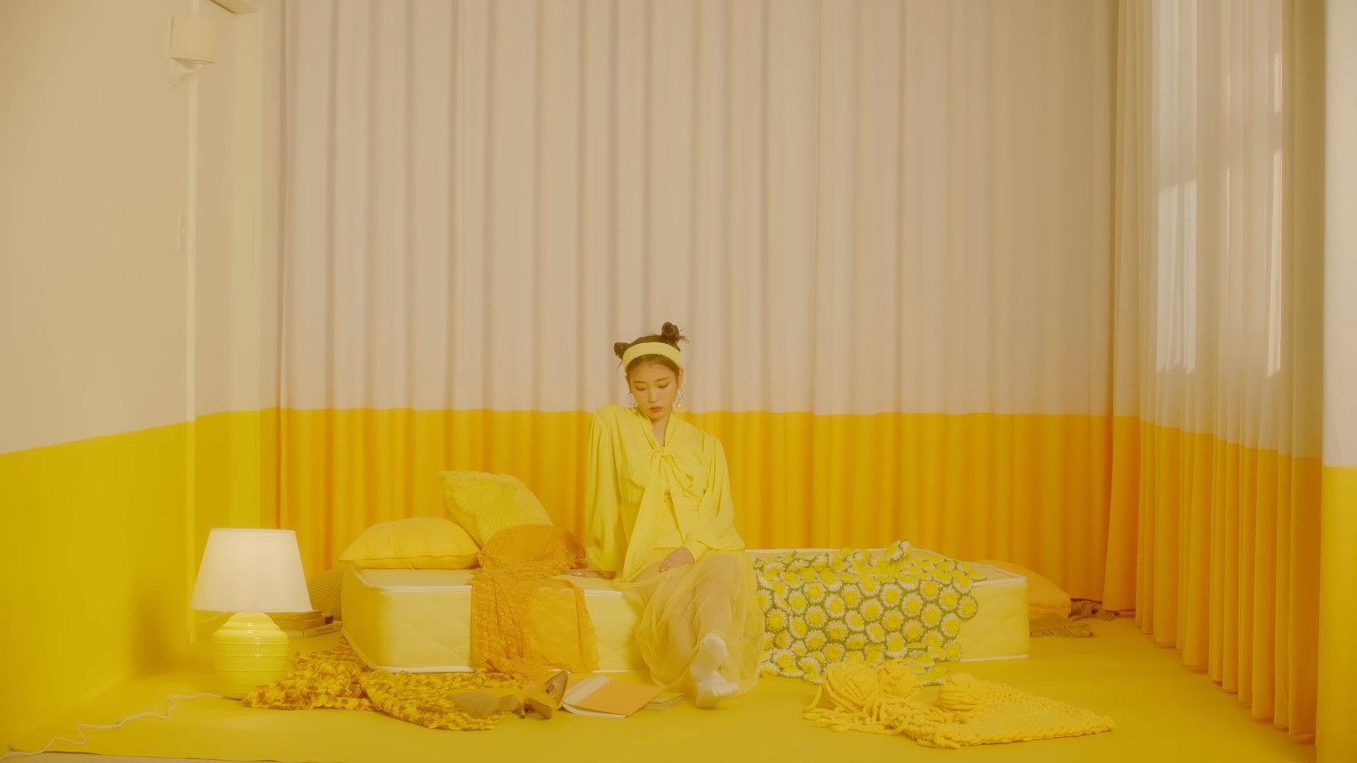 ca sĩ IU mặc đầm vàng trong MV BBIBBI