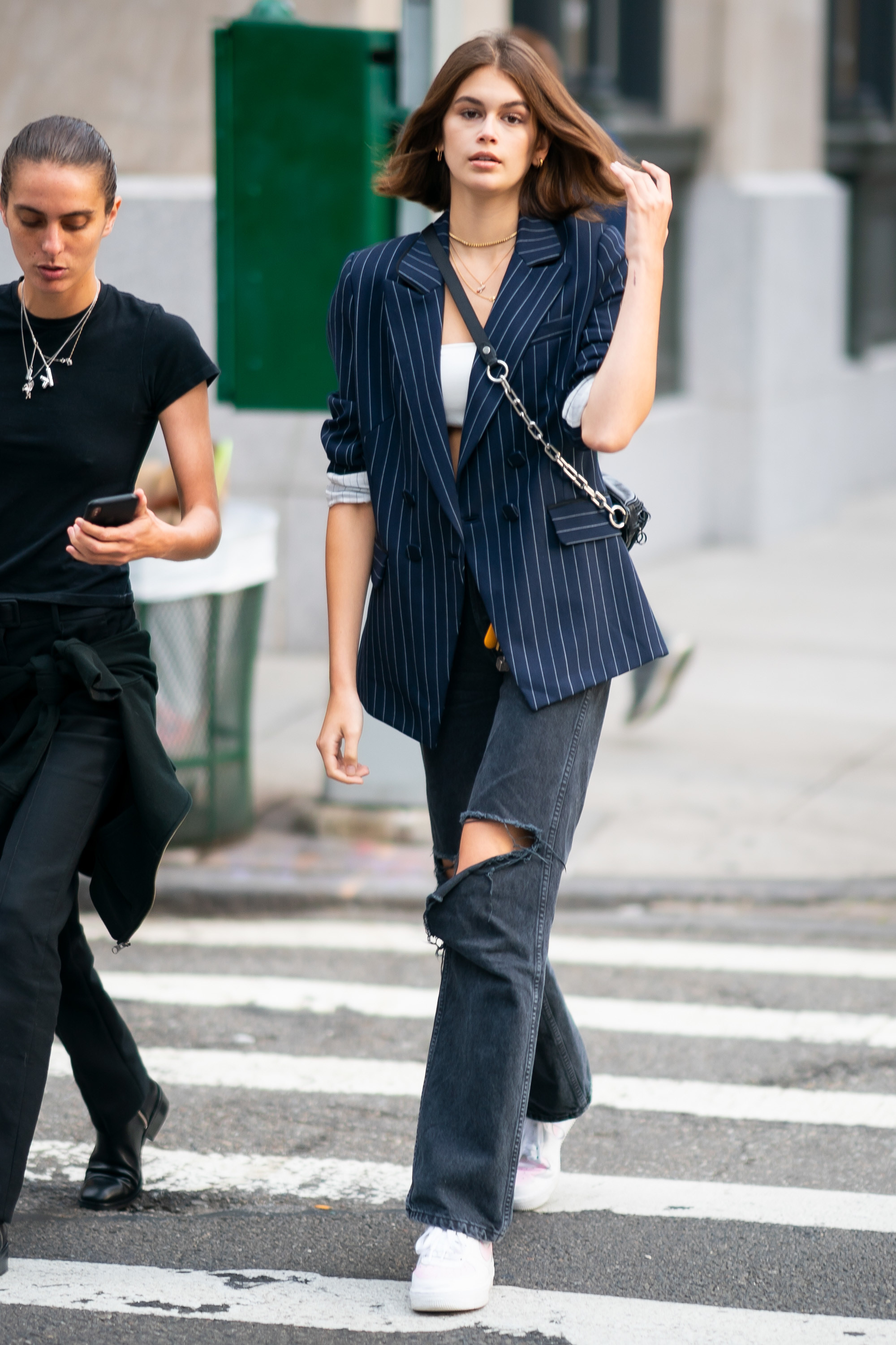 kaia gerber phong cách menswear áo blazer quần jeans rách