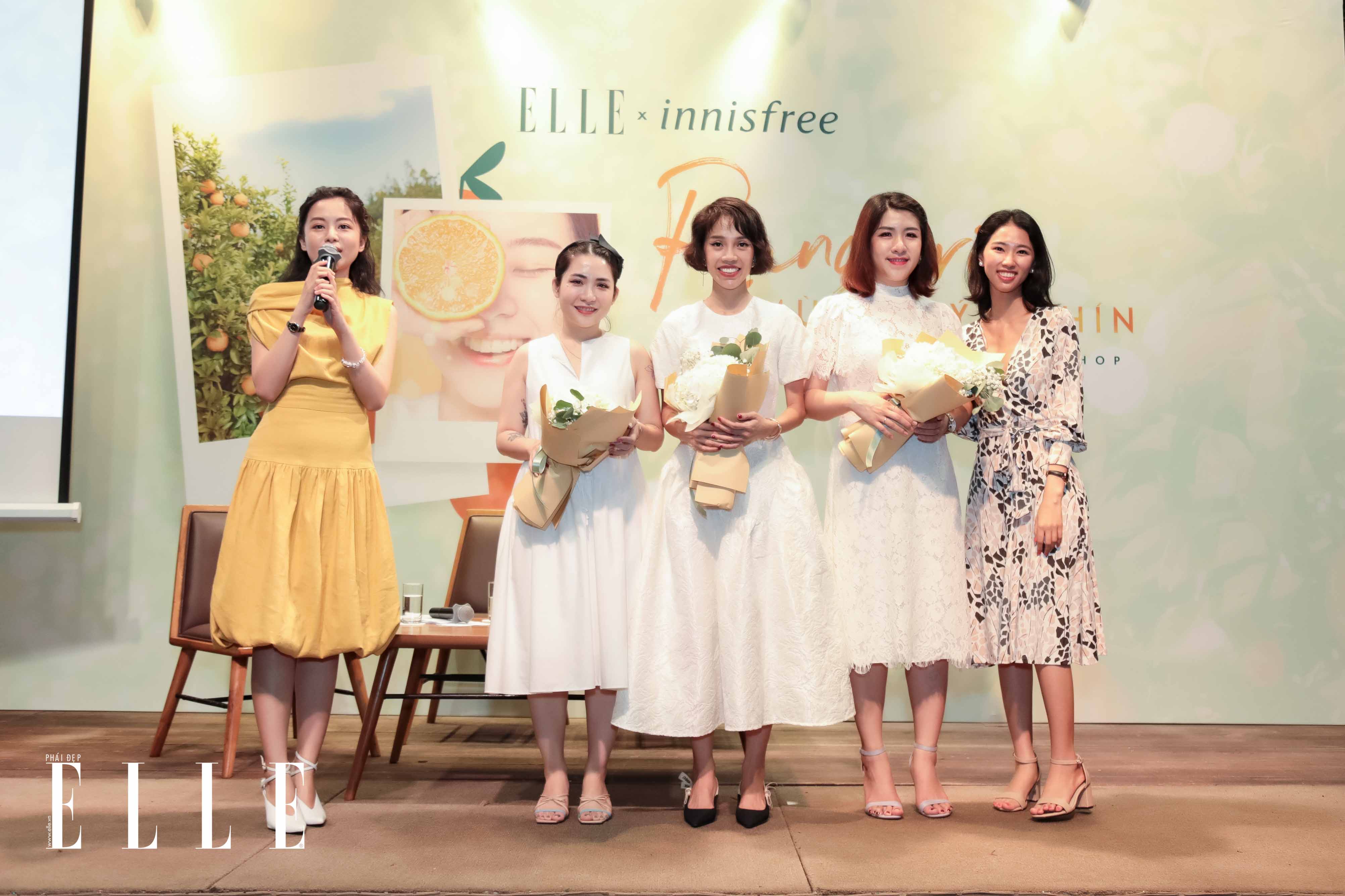 Đại diện innisfree trao hoa cho khách mời tại workshop rạng rỡ mùa quýt chín