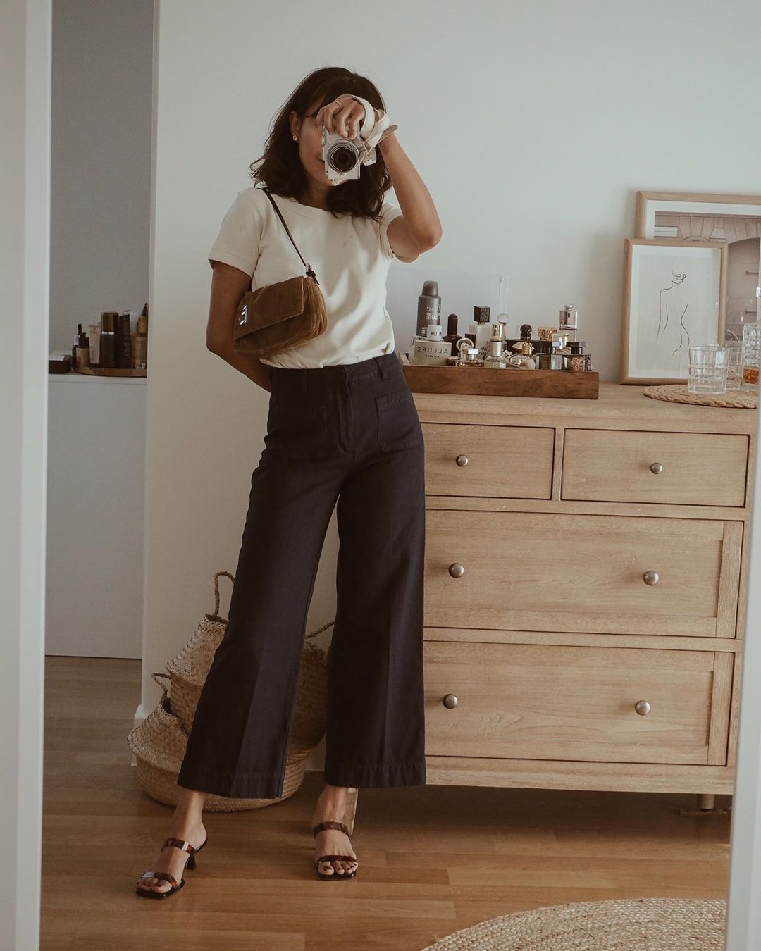 quần culottes đen áo thun trắng