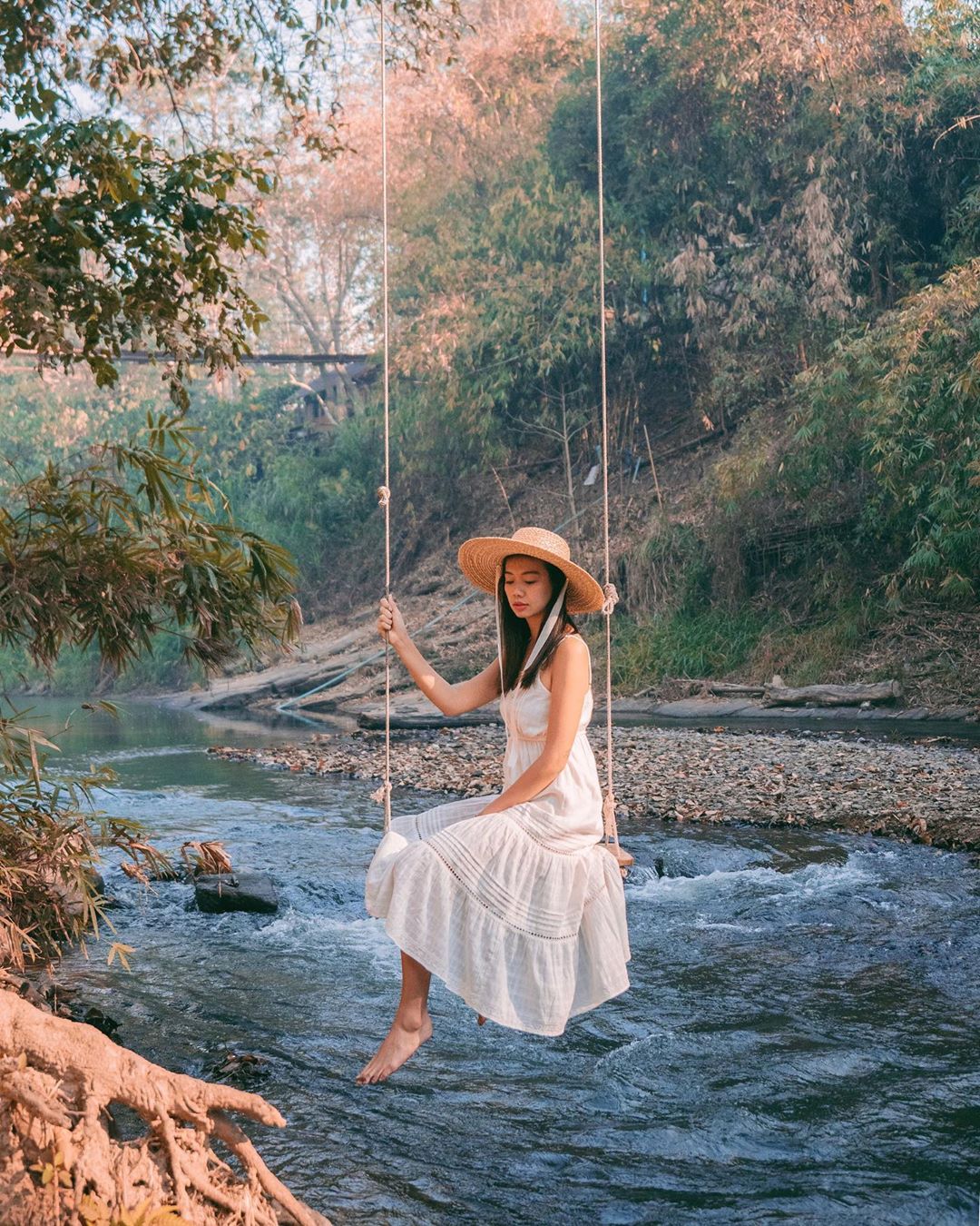 Váy mùa Hè dài màu trắng phong cách bohemian, mũ cói rộng vành