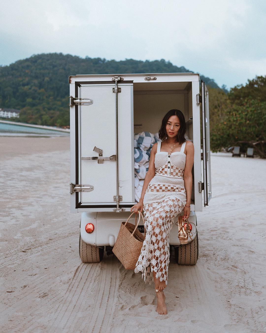 Fashionista Aimee Song mặc váy mùa Hè đan móc màu trắng đi biển