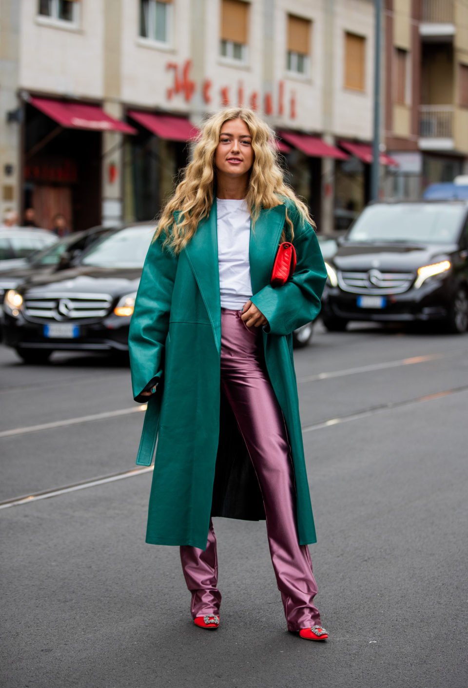 street style màu pantone color block xanh teal getty