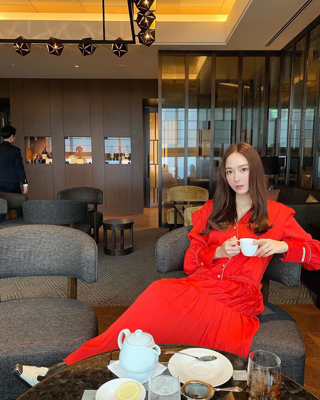 trang phục đầm dài tay màu đỏ pantone flame scarlet jessica jung