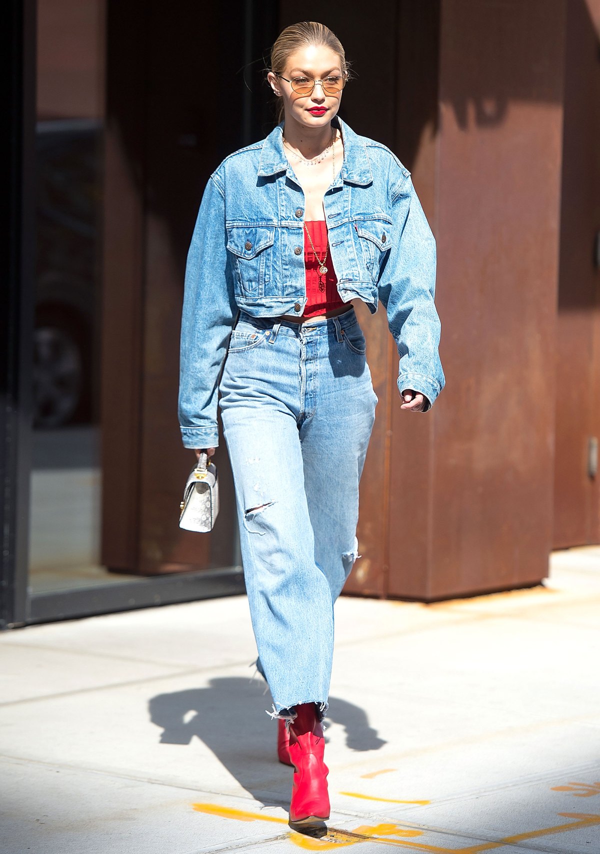 Gigia Hadid phối đồ với denim on denim