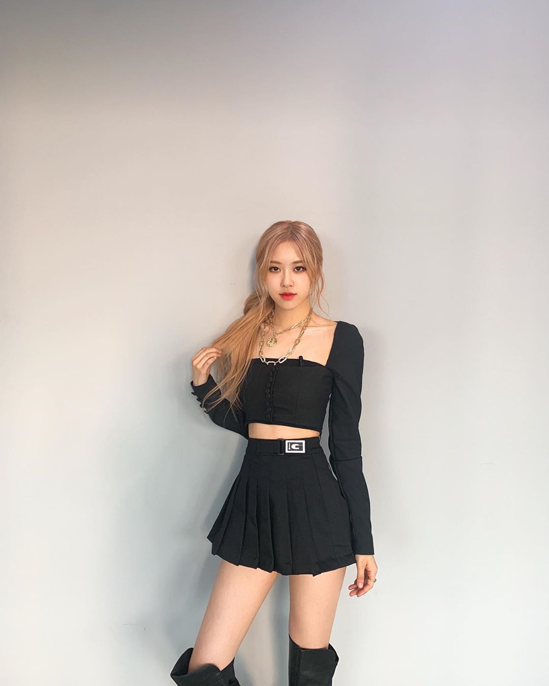 váy xếp ly đen áo smock tay dài rose blackpink