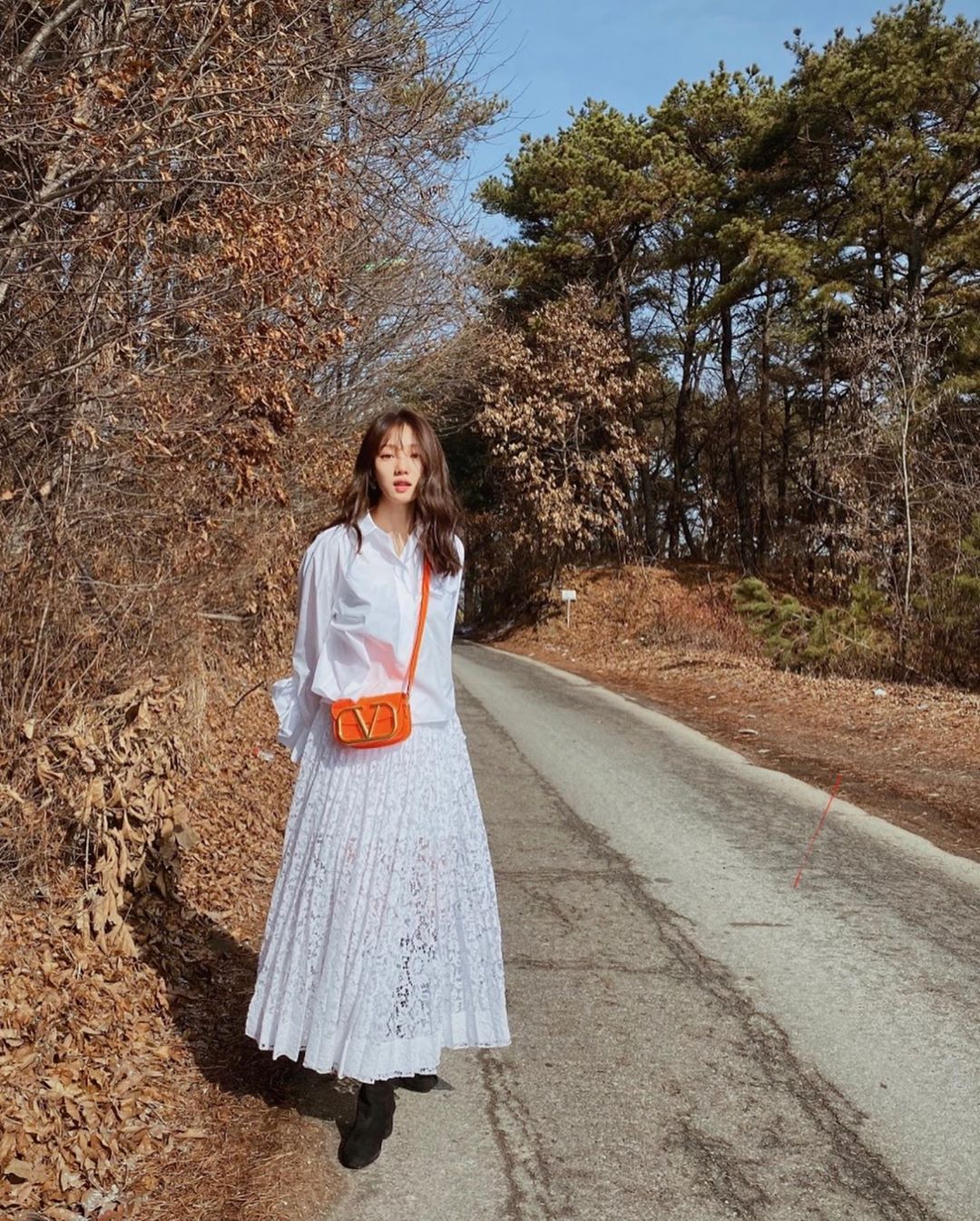chân váy xòe ren trắng áo sơmi trắng lee sung kyung