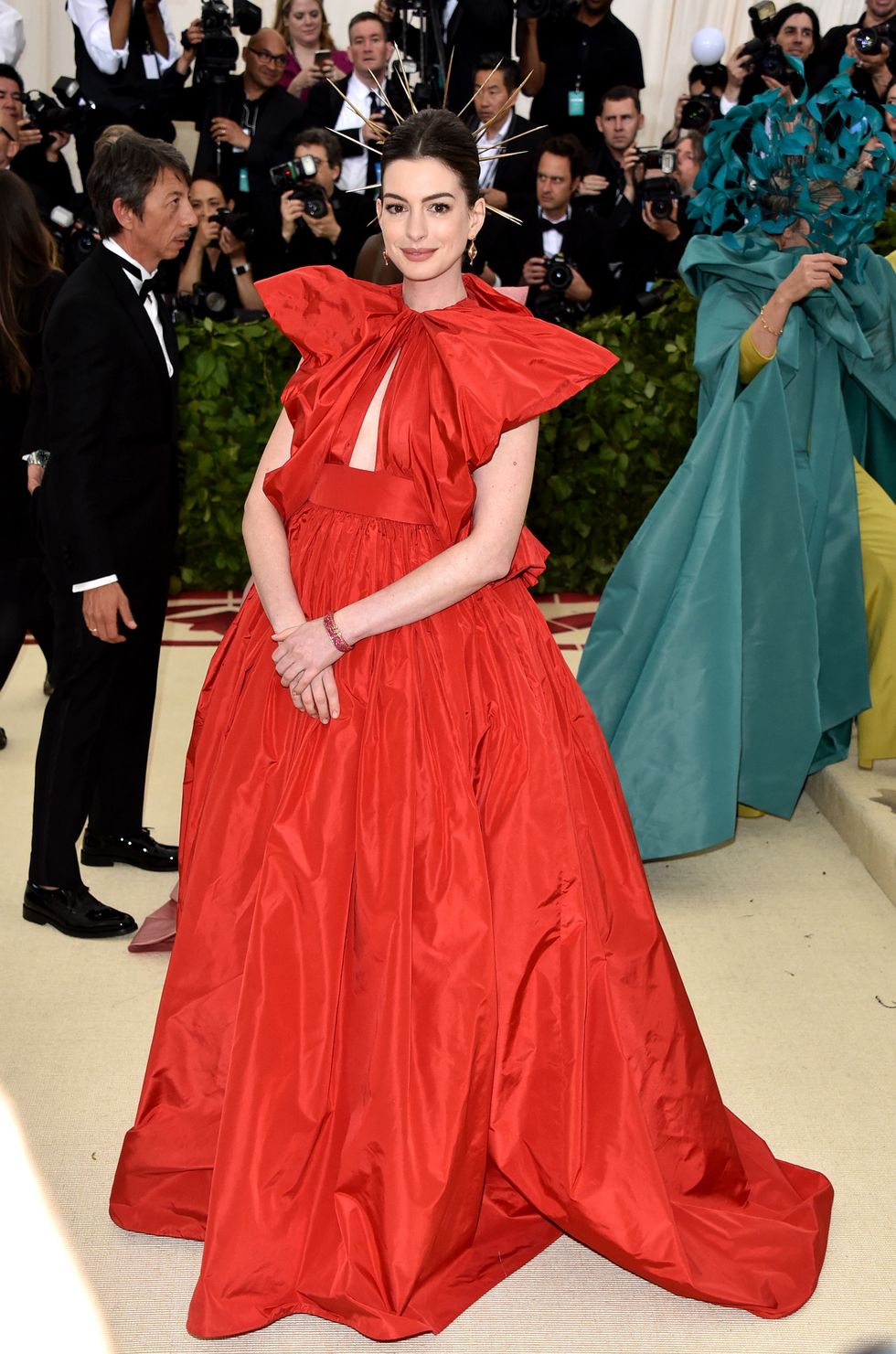 anne hathaway đầm đỏ valentino met ball 2019