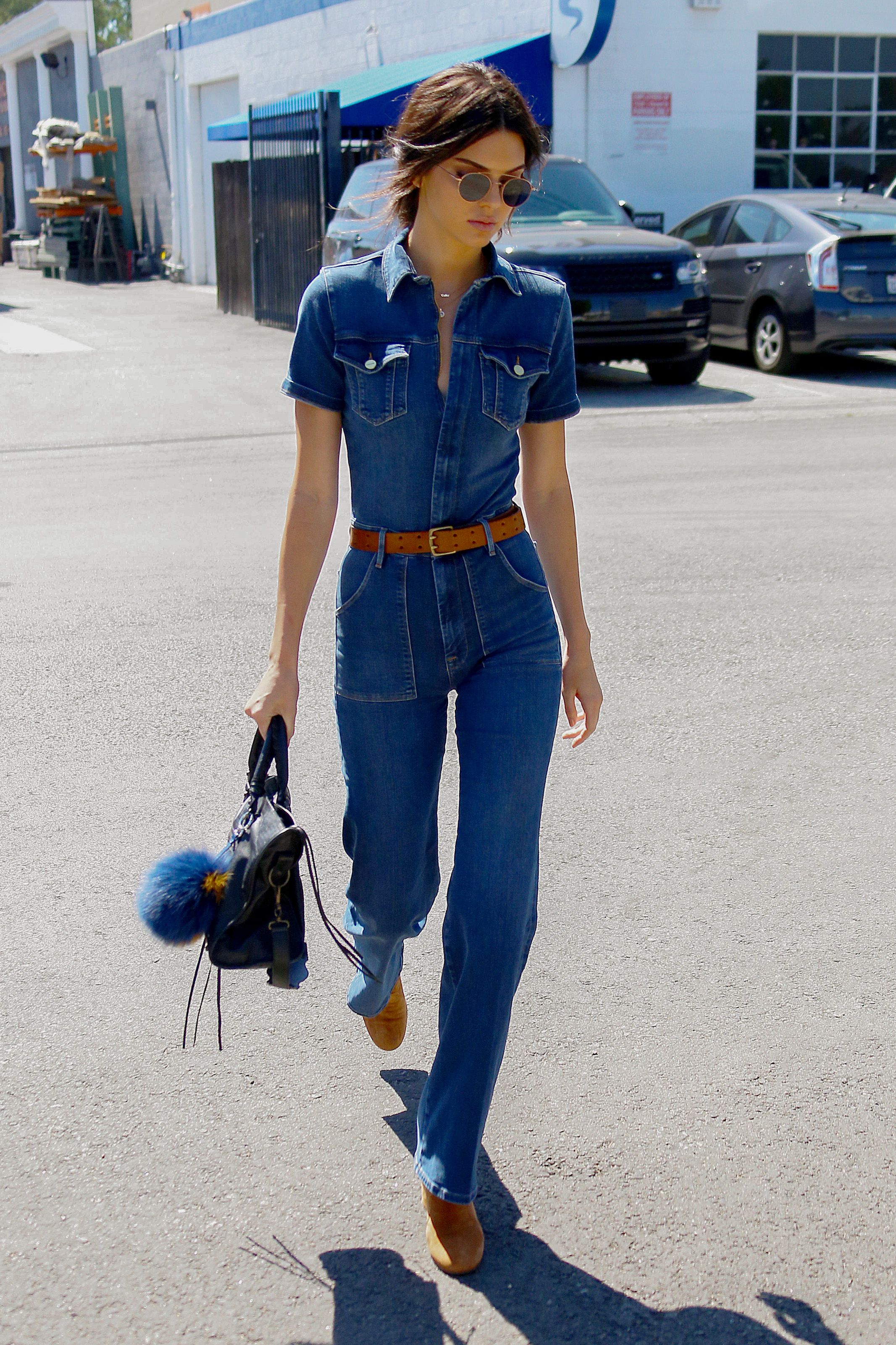 Kendall Jenner mặc jumpsuits denim cổ điển