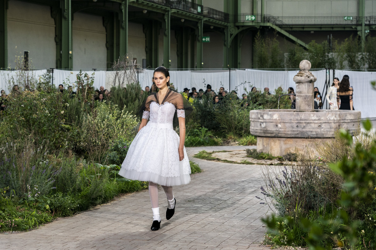 kaia gerber show chanel haute couture xuân hè 2020 tuần lễ thời trang