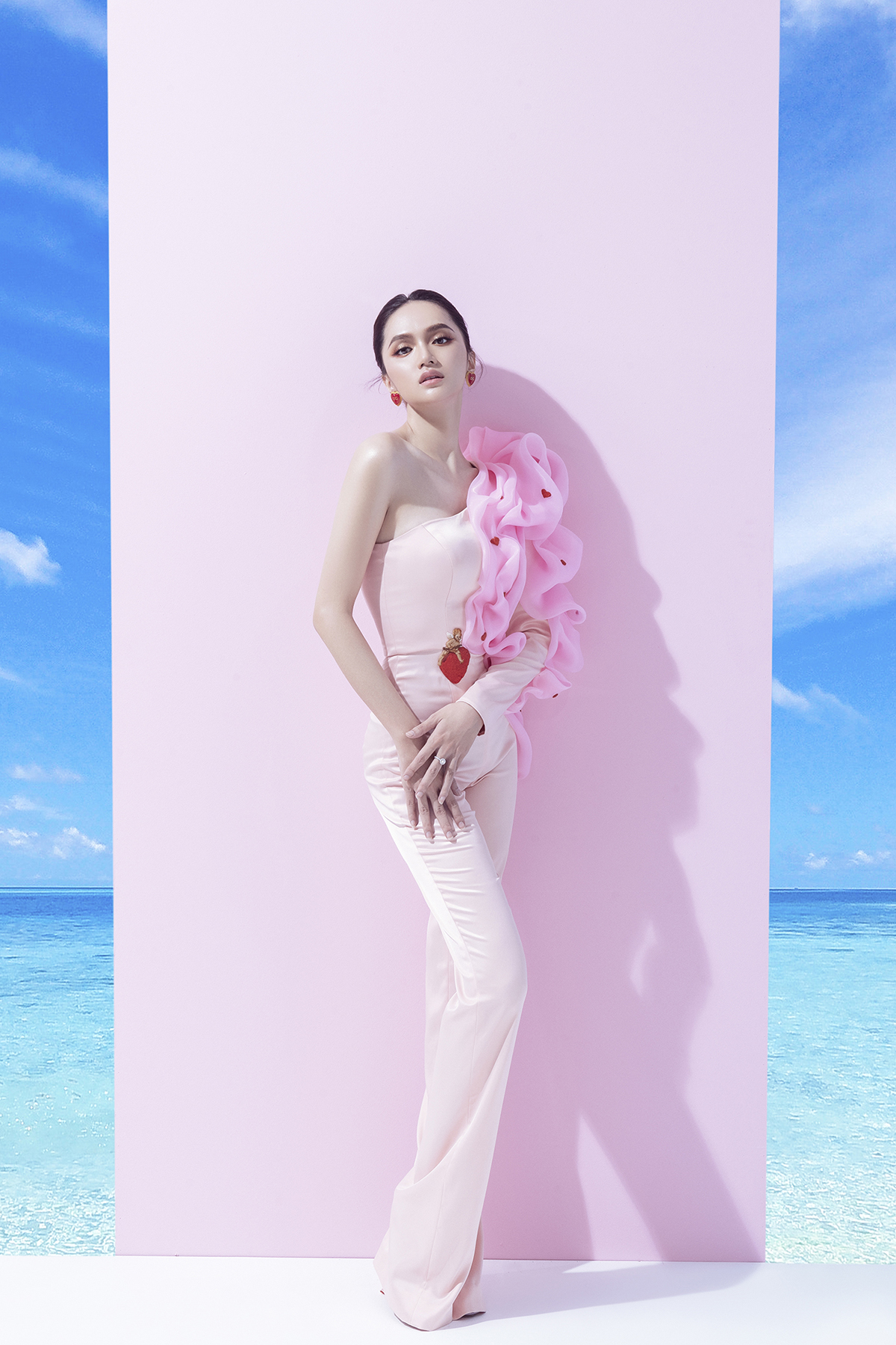 hoa hậu hương giang bộ jumpsuit marky aterlier trắng