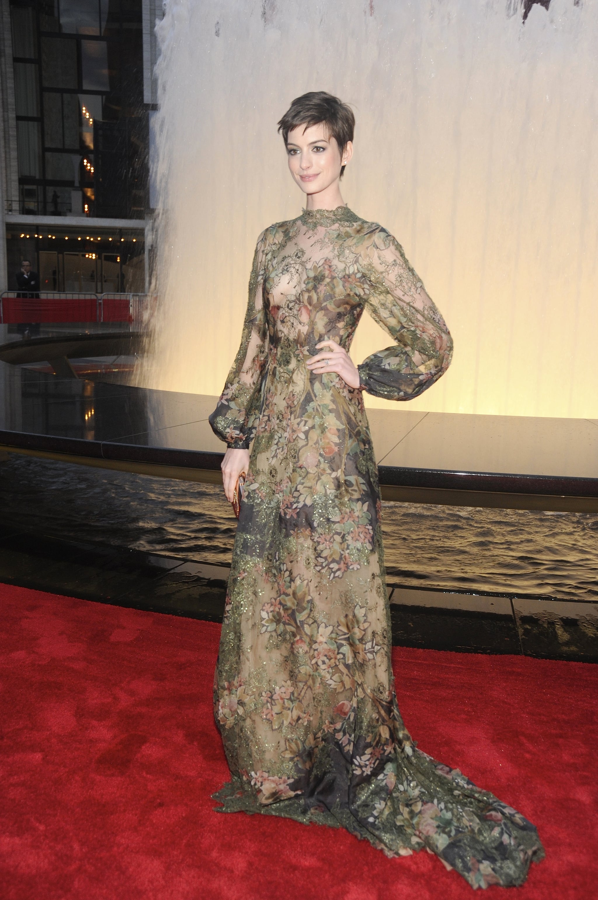 Anne Hathaway đầm valentino hoa xòe tóc pixie