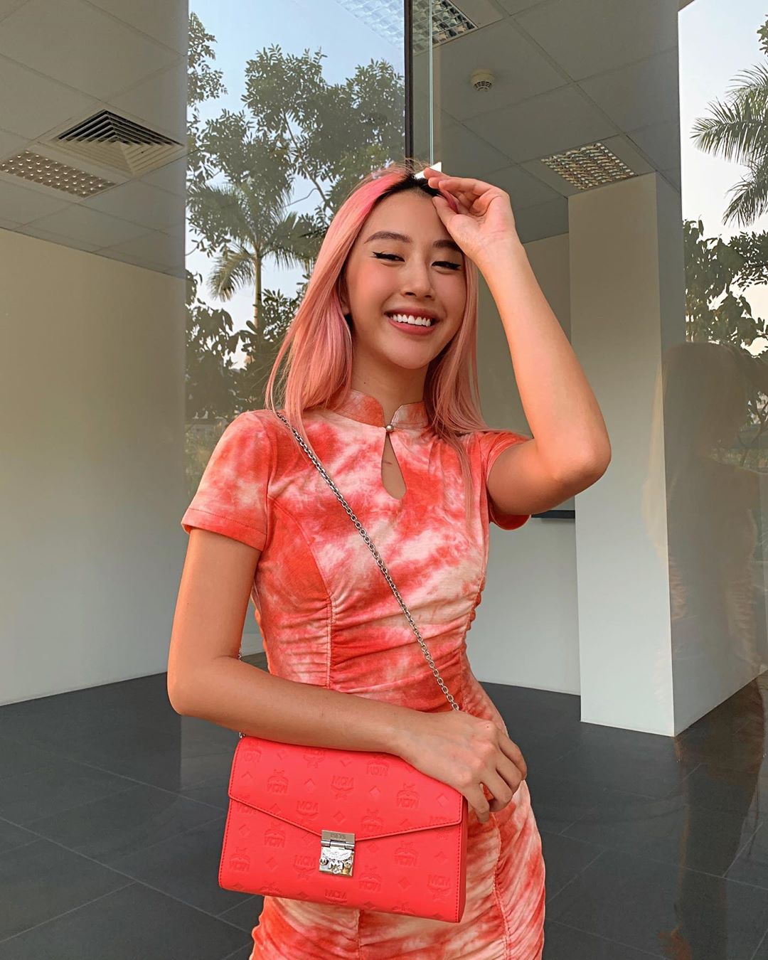 Thời trang mùa Hè - Quỳnh Anh Shyn mặc đầm sườn xám tie dye