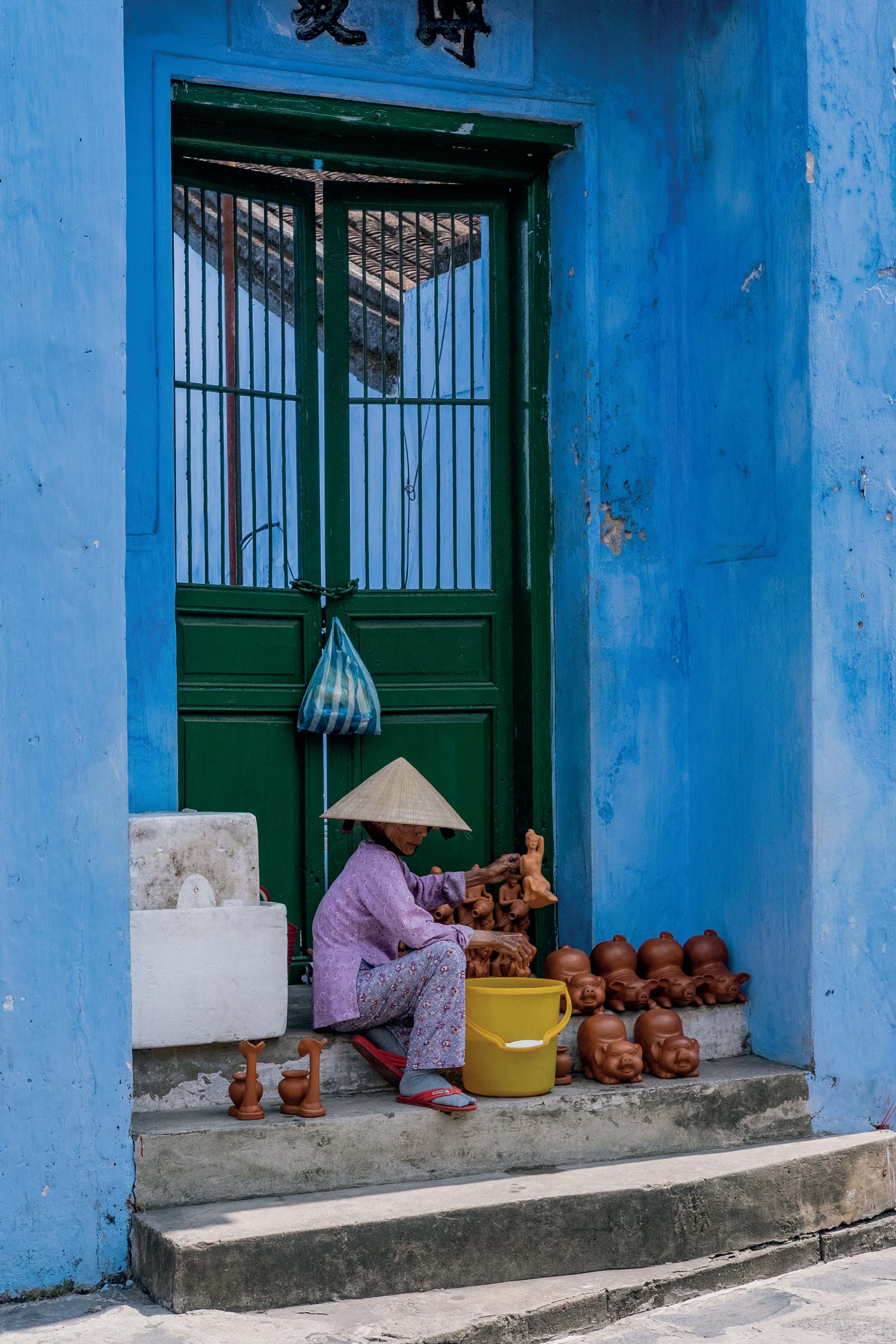 Hội An bác bán hàng gốm rong