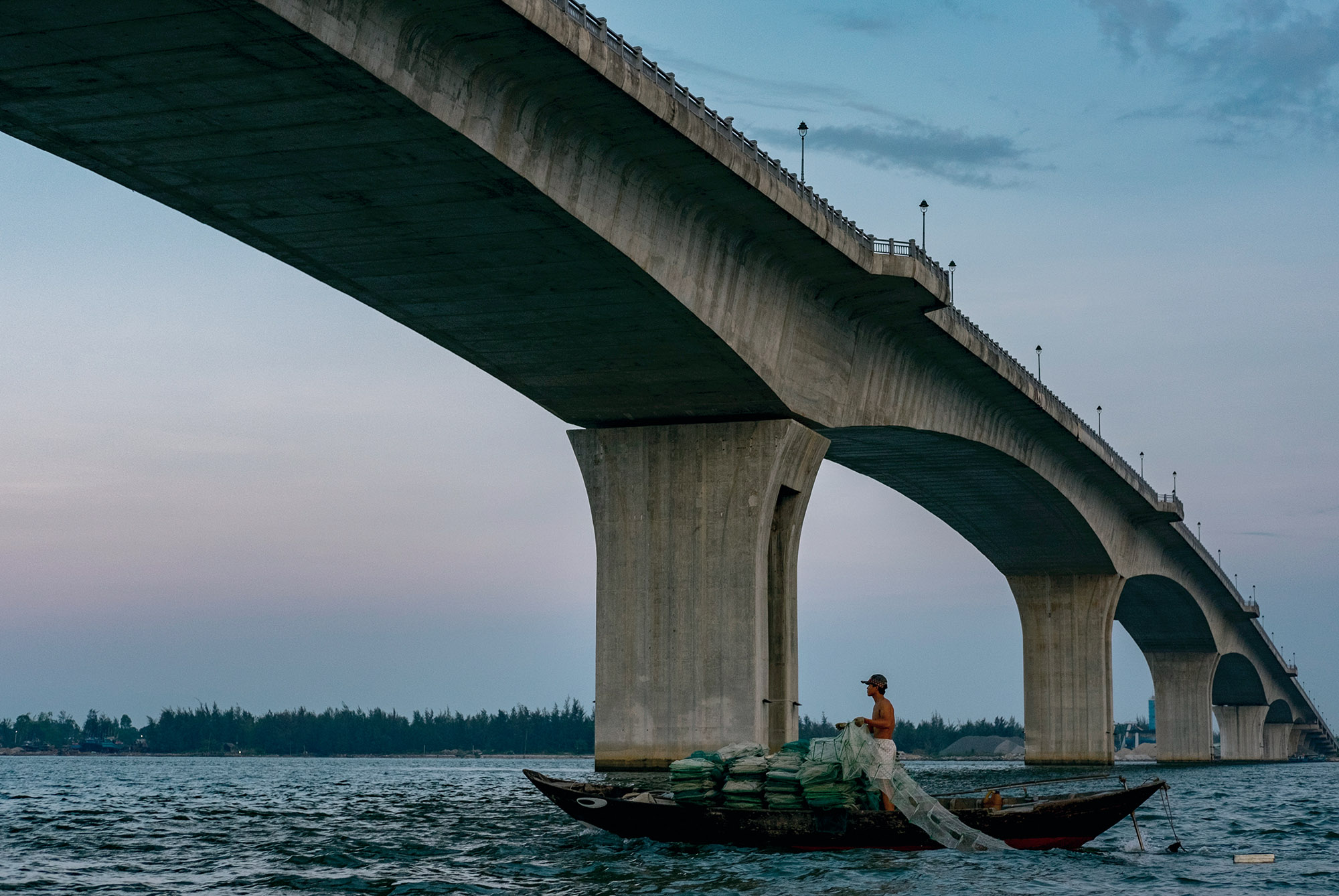 ngắm hoàng hôn ở cầu Cửa Đại