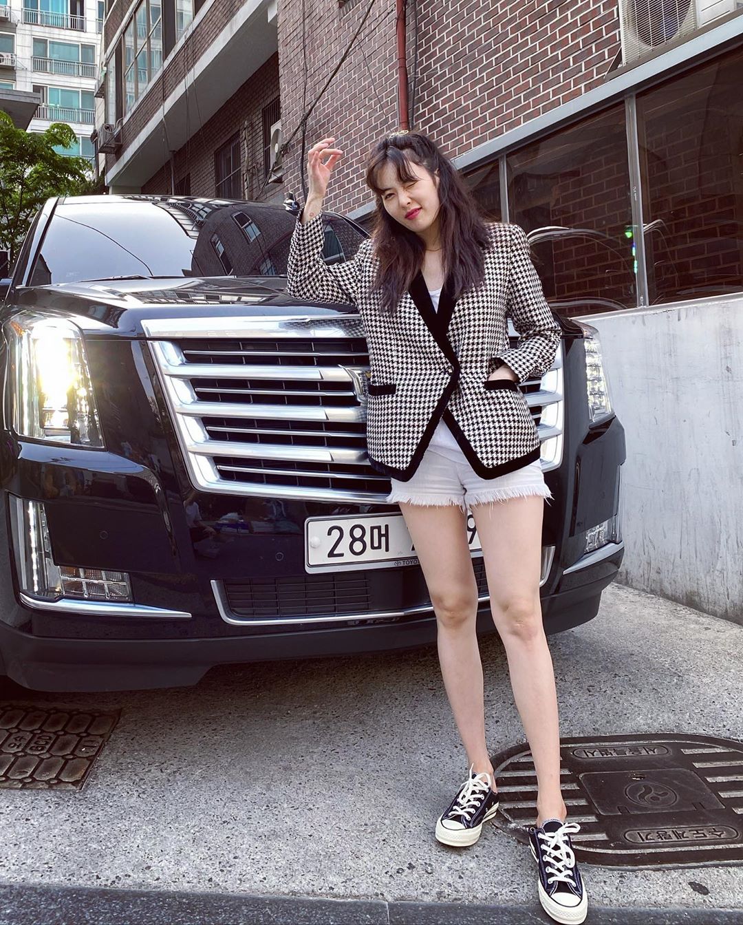 ca sĩ hyuna phong cách retro áo blazer quần shorts trắng