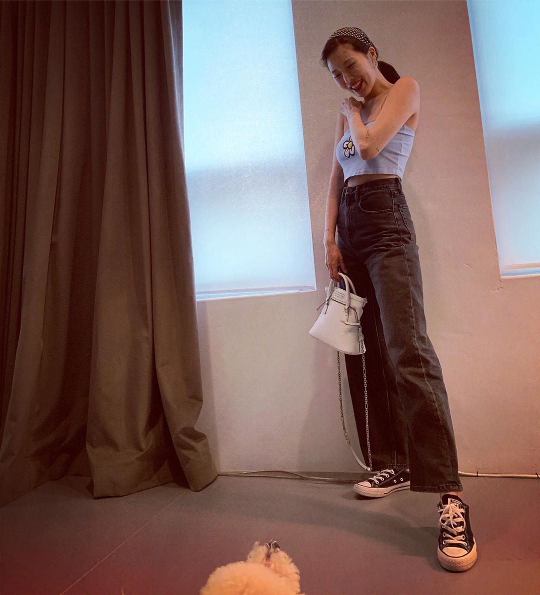 ca sĩ hyuna phong cách retro áo ống quần jeans lưng cao