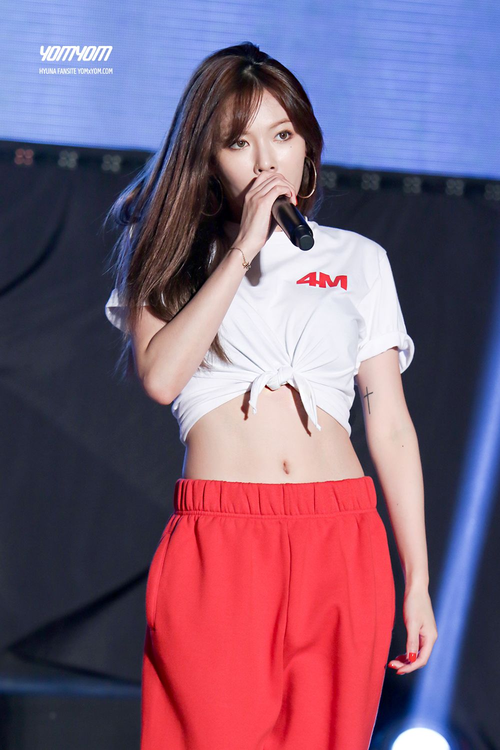 ca sĩ hyuna biểu diễn trên sân khấu áo crop top trắng quần sweats đỏ
