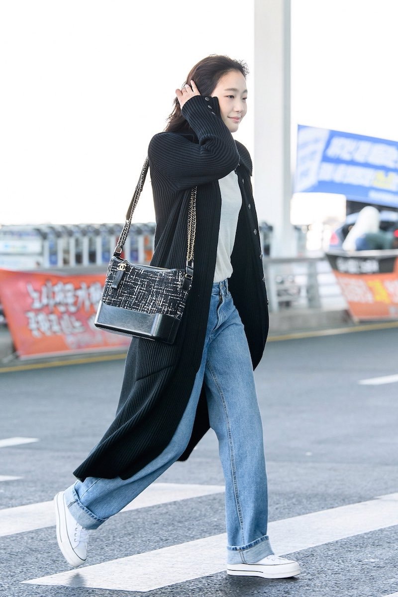 Kim Go Eun mặc áo khoác dài, đen túi Chanel