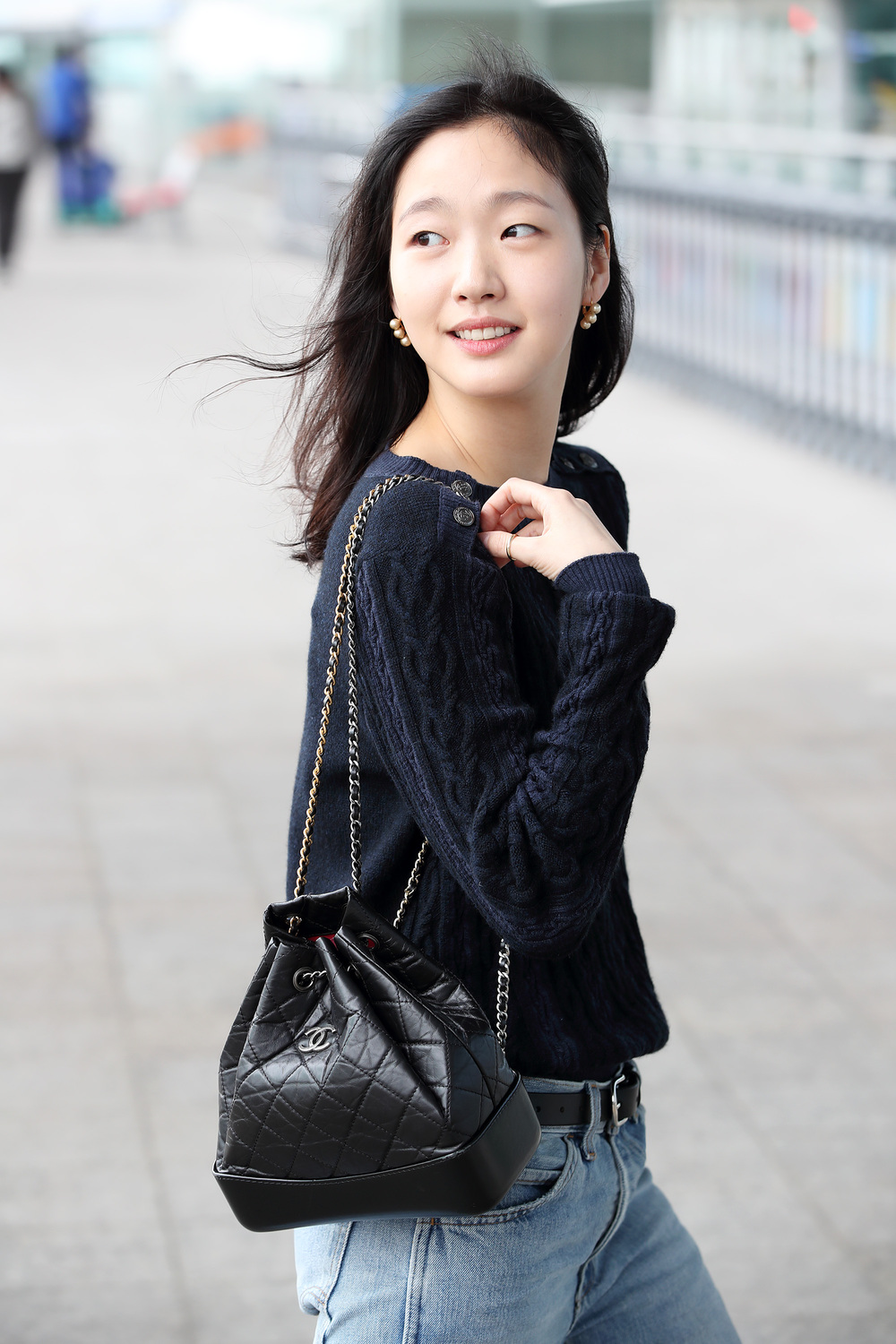 Kim Go Eun đeo túi Chanel màu đen