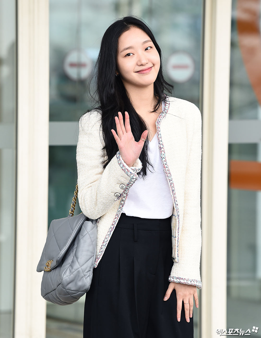 Kim Go Eun đeo túi Chanel, mặc áo khoác tweed trắng