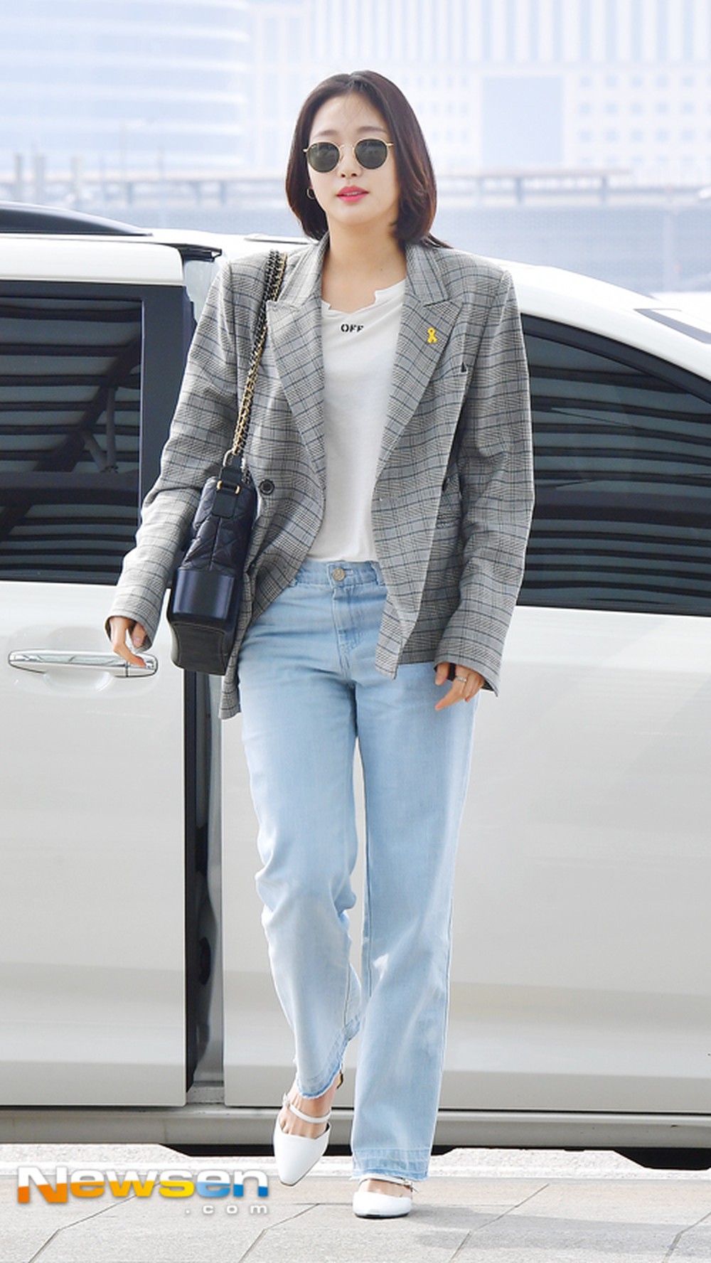 Kim Go Eun mặc áo thun trắng, quần jeans, blazer kẻ ô