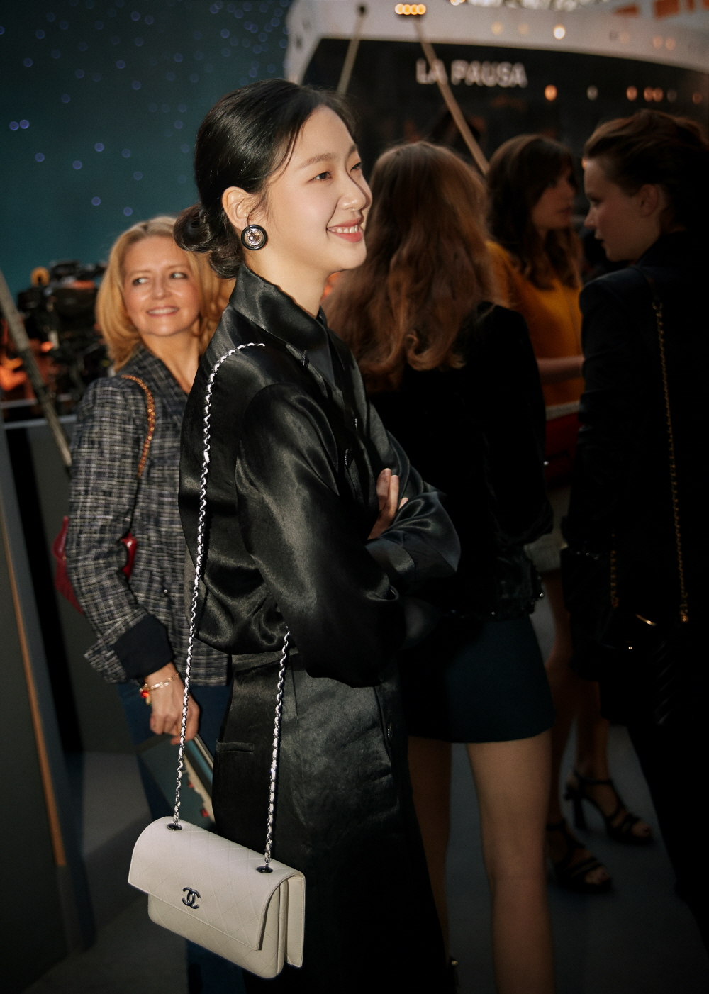 Kim Go Eun đeo túi Chanel màu trắng