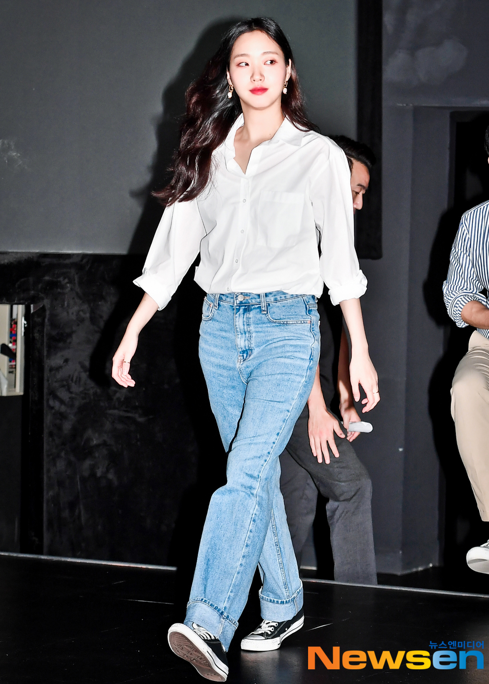 Kim Go Eun mặc sơ mi trắng và quần jeans ống rộng, mang sneakers đen