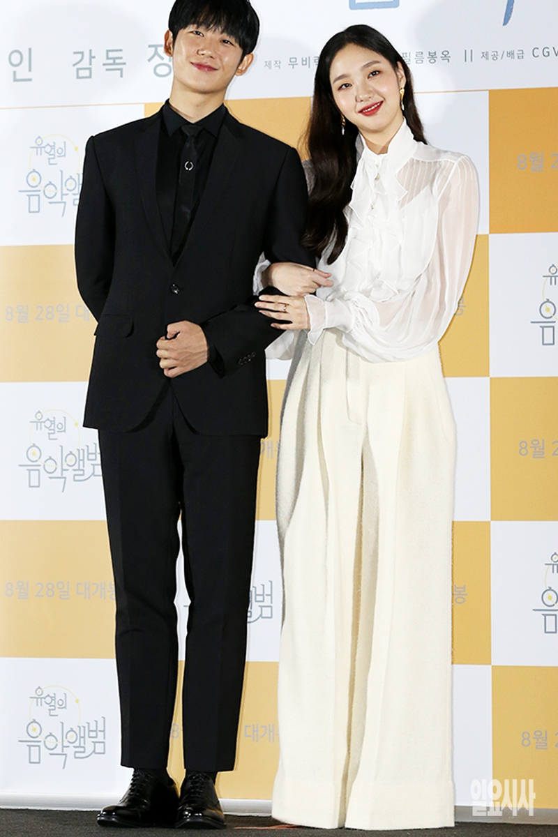 Kim Go Eun mặc sơ mi voan tay phồng và quần âu trắng