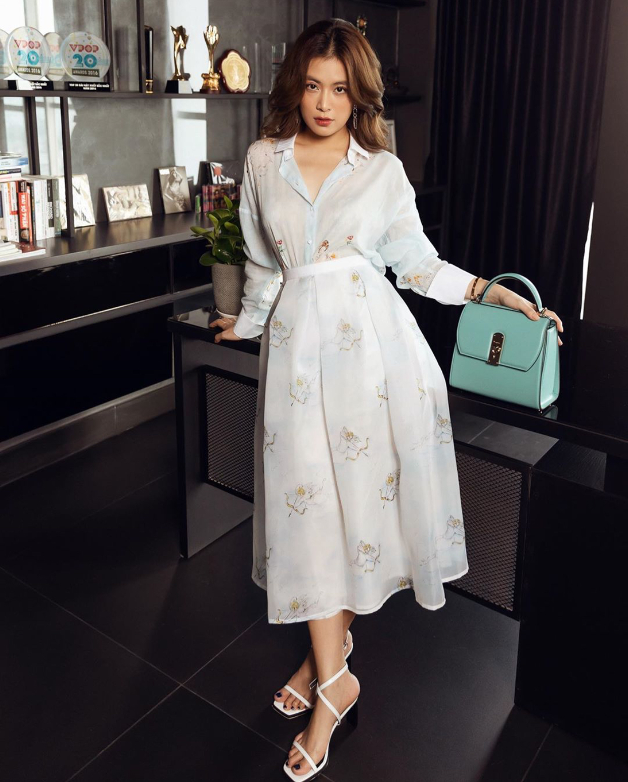 Hoàng Thuỳ Linh mix match Hoàng Thuỳ Linh diện đồ Weill Paris và phụ kiện Ferragamo