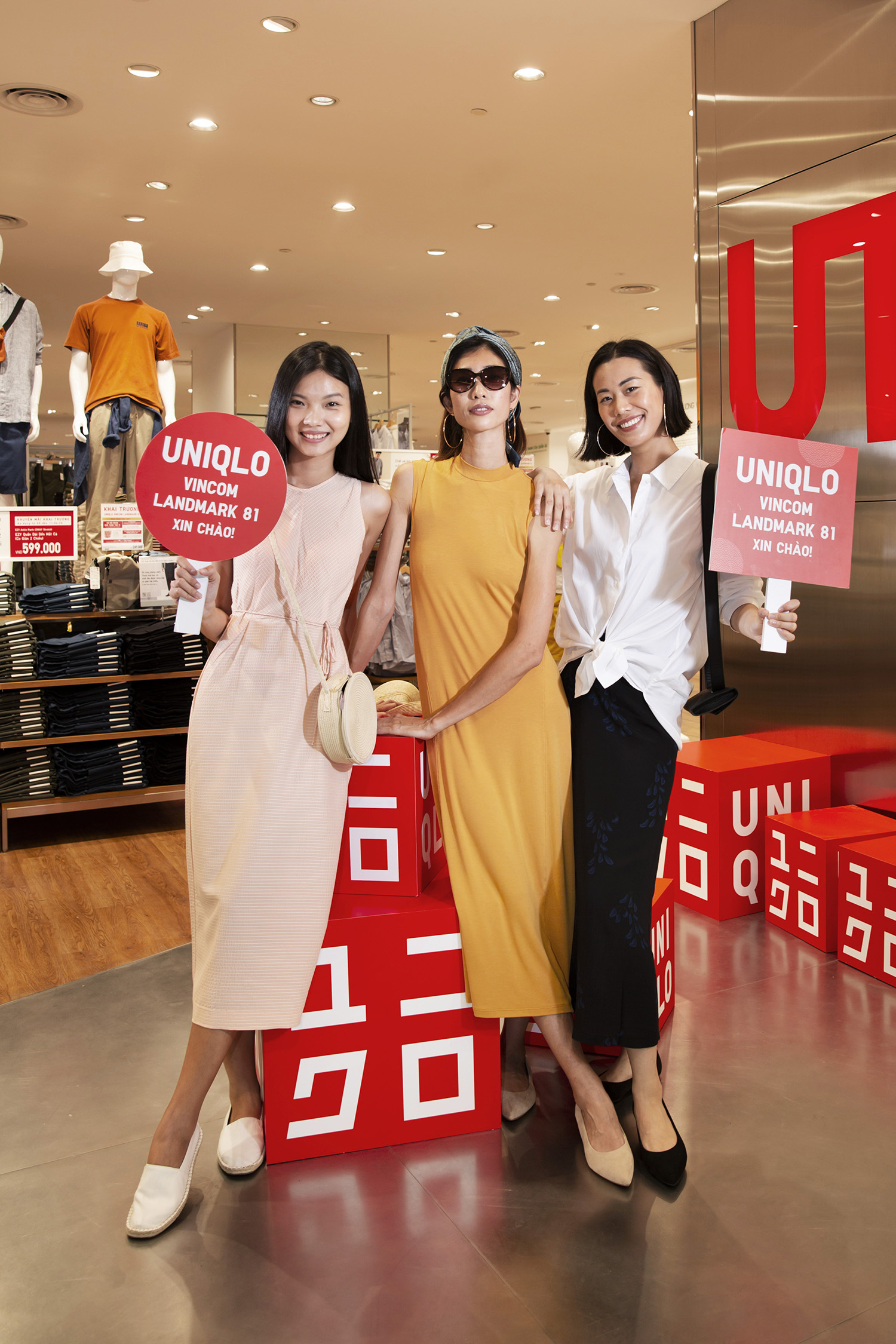 kols tại cửa hàng uniqlo vincom landmark 81