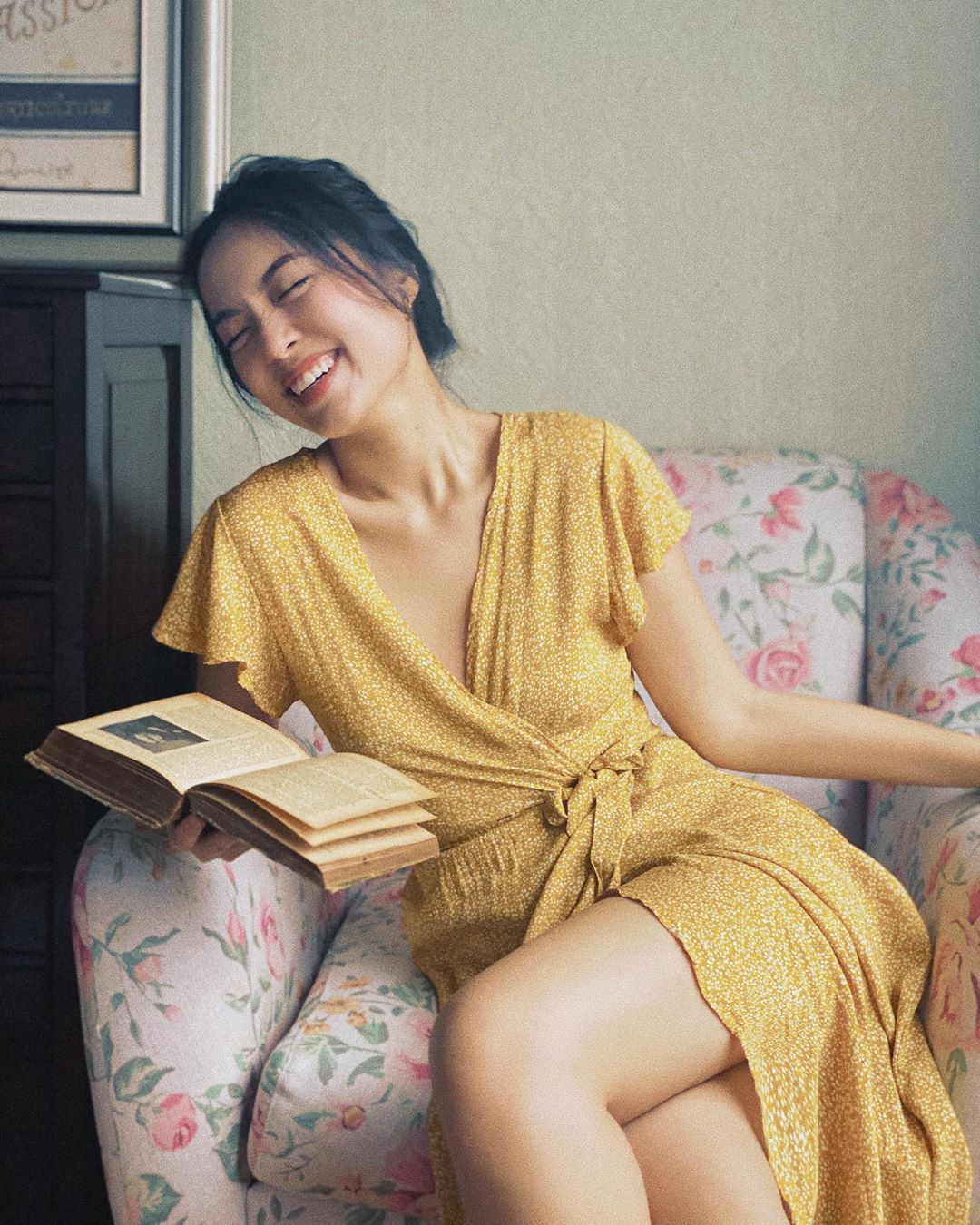 lê hà trúc phong cách retro váy wrap dress hoa nhí màu vàng