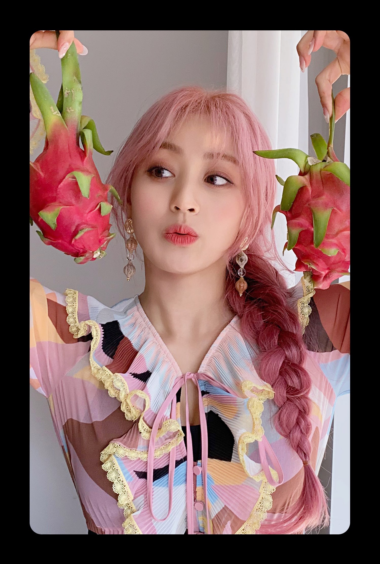 Jihyo mặc áo voan xếp bèo trong mv more & more của twice