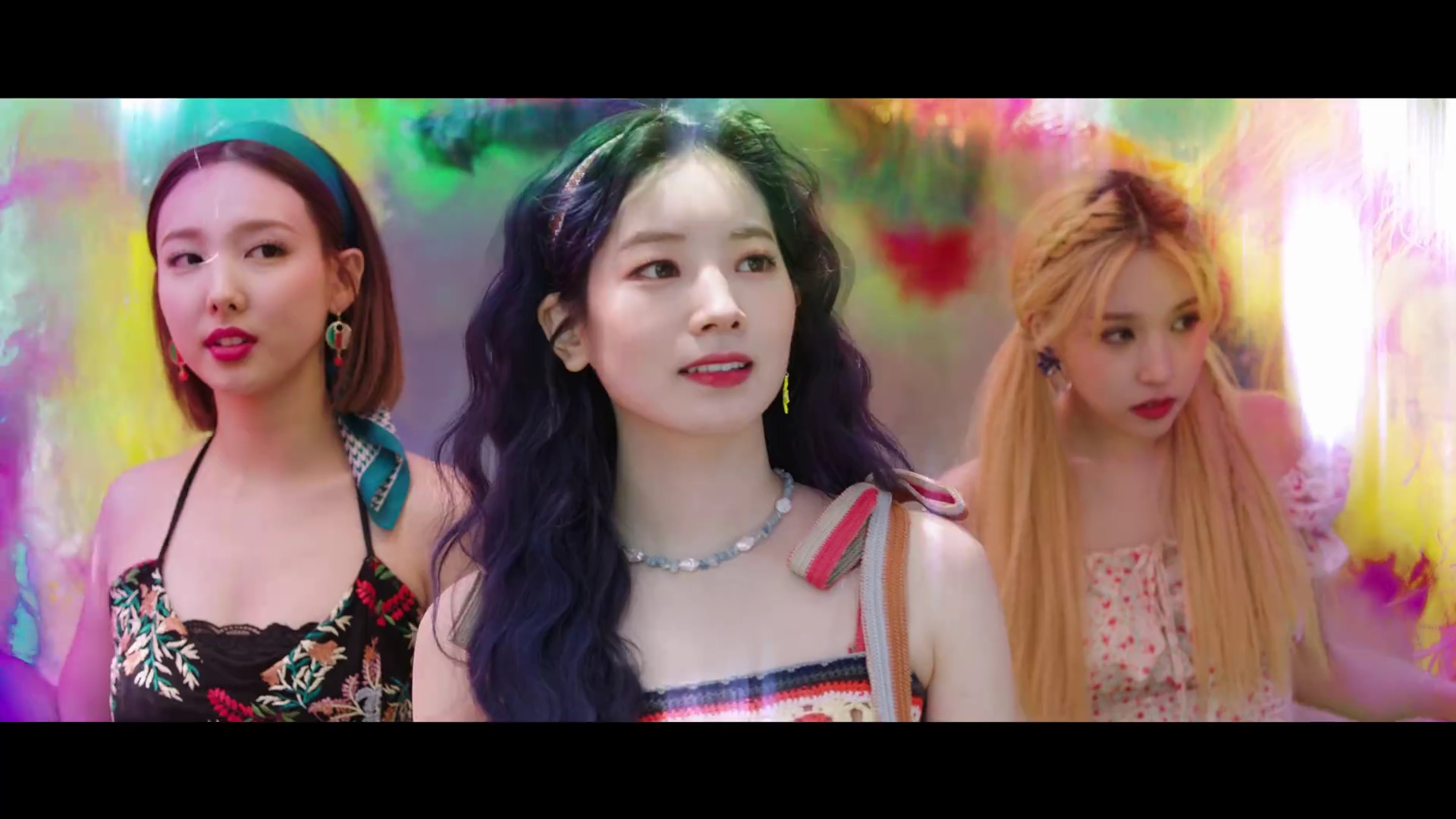 Nayeon, Dahyun và Mina trong mv more & more của twice