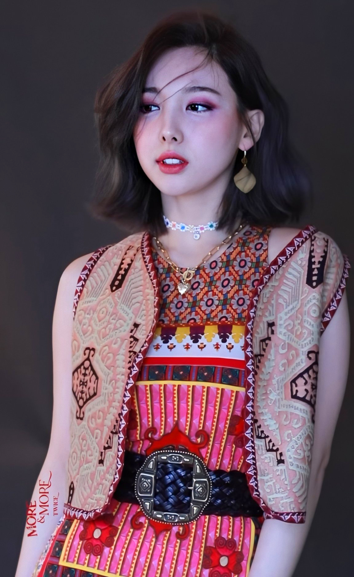 Nayeon mặc áo khoác ghi lê boho trong mv more & more cuat twice