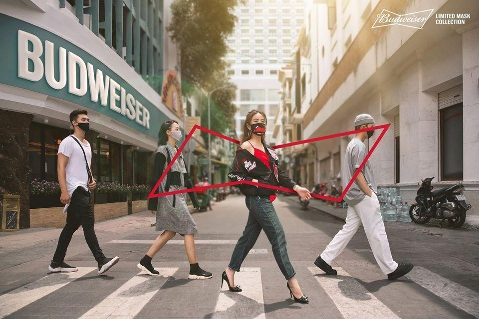 Hoàng Thùy Linh xuống phố với khẩu trang Budweiser